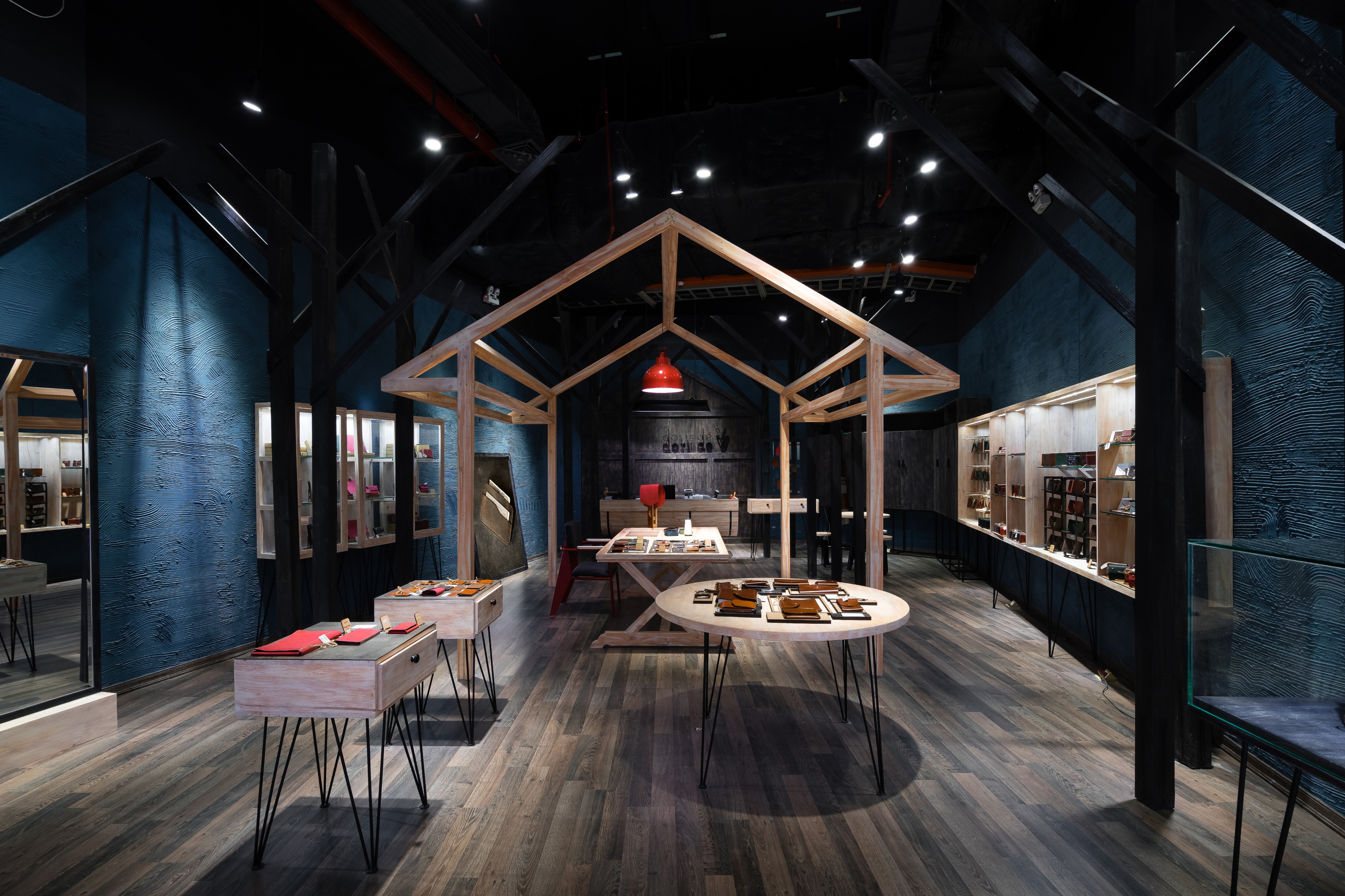 雾晨森林中的手工皮革店-0