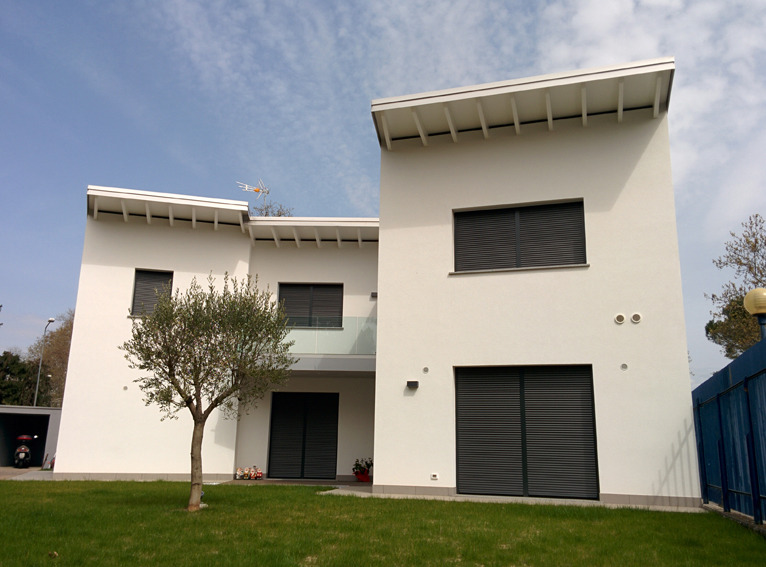 独特三角形地块上的现代别墅设计-0