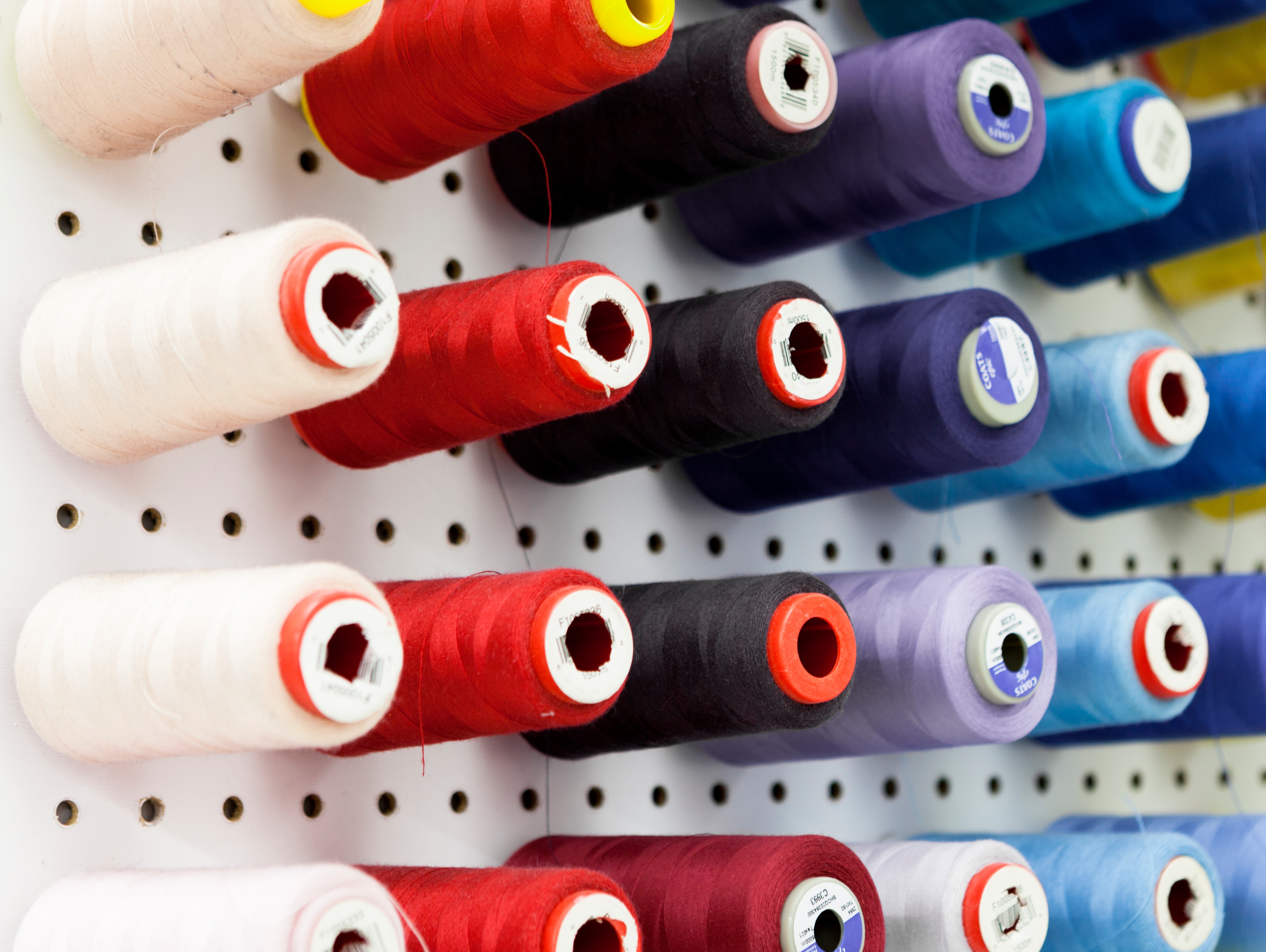 定制男装的现代体验空间——Surmesur Quebec 旗舰店-7