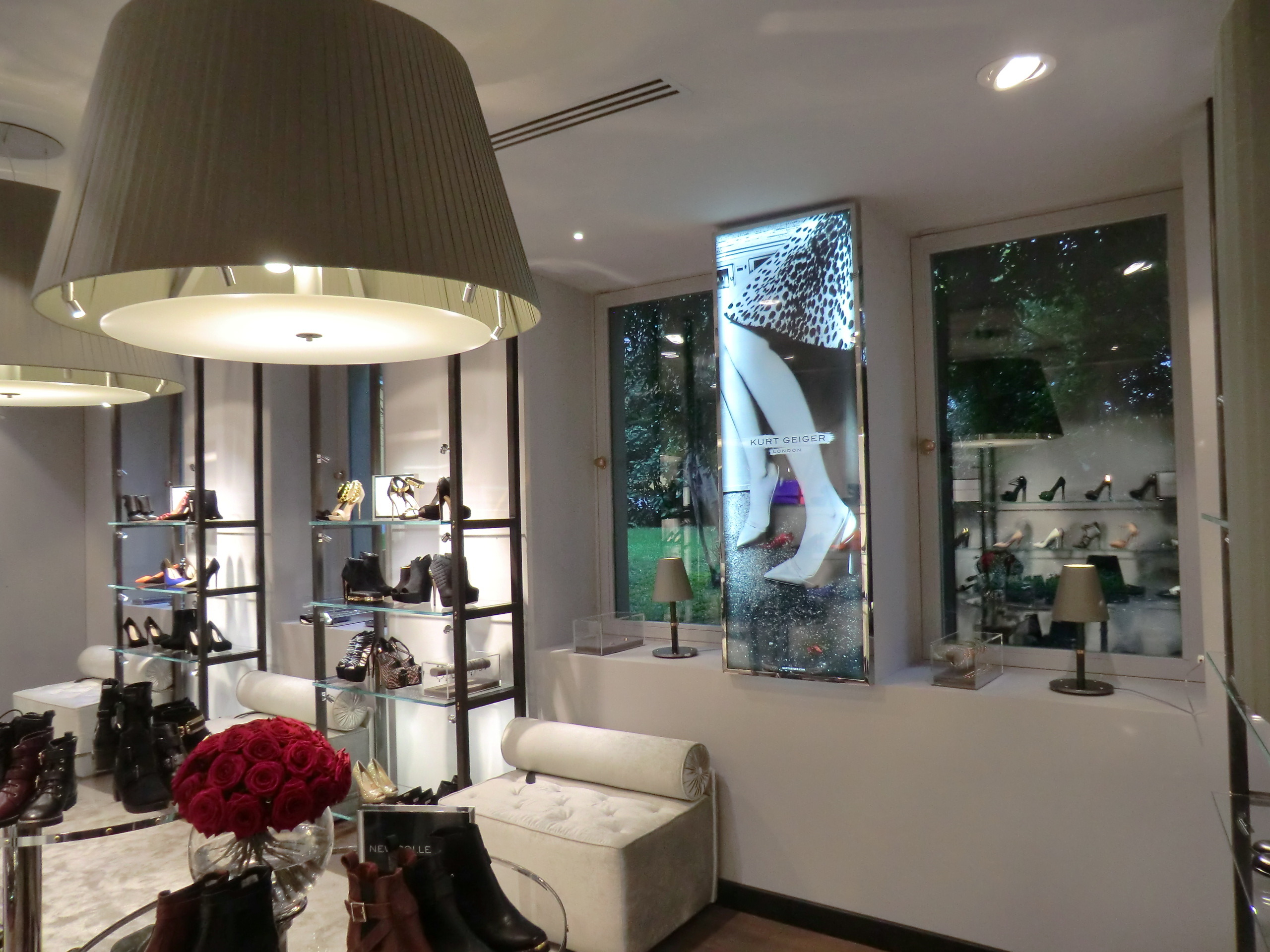 米兰购物街 Kurt Geiger 鞋店设计-5