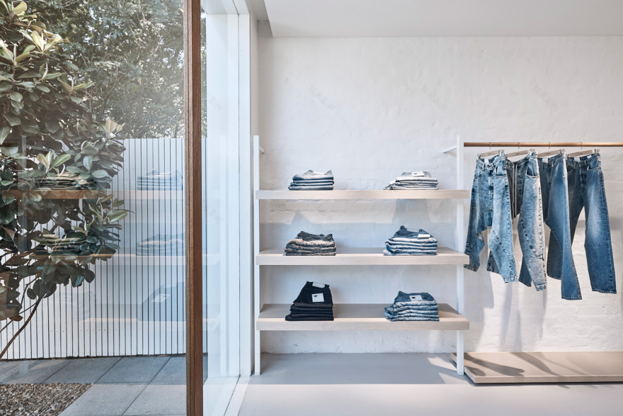 澳大利亚 Bassike 帕丁顿旗舰店转型,极简风格融入混凝土庭院-17