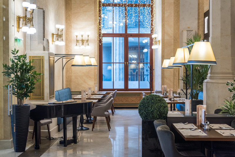 布达佩斯百年建筑中的现代餐厅-2