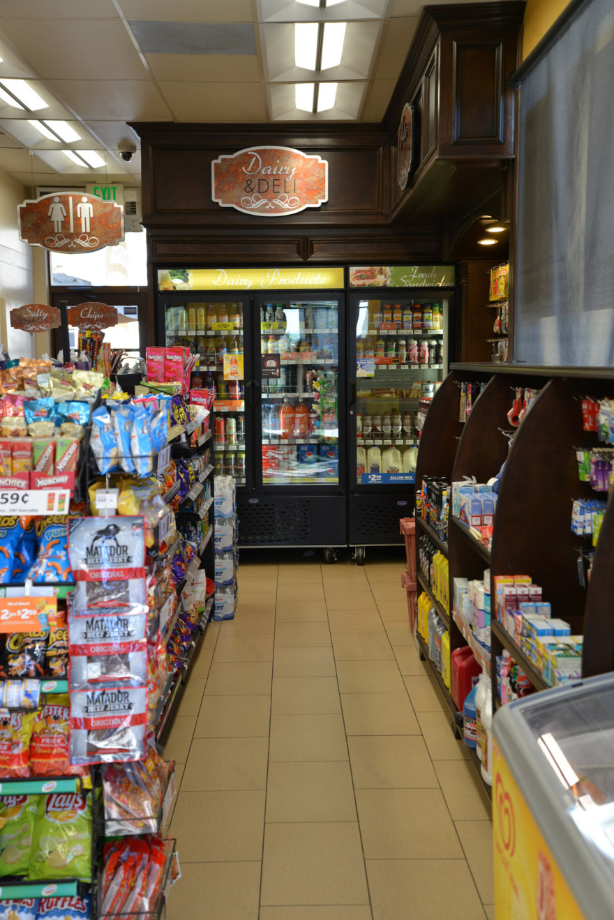 美国 Erika Winters 设计的 76 商业中心超市-7