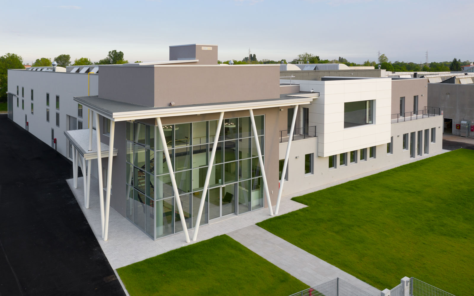 2019 年完工的工业建筑办公楼设计-0