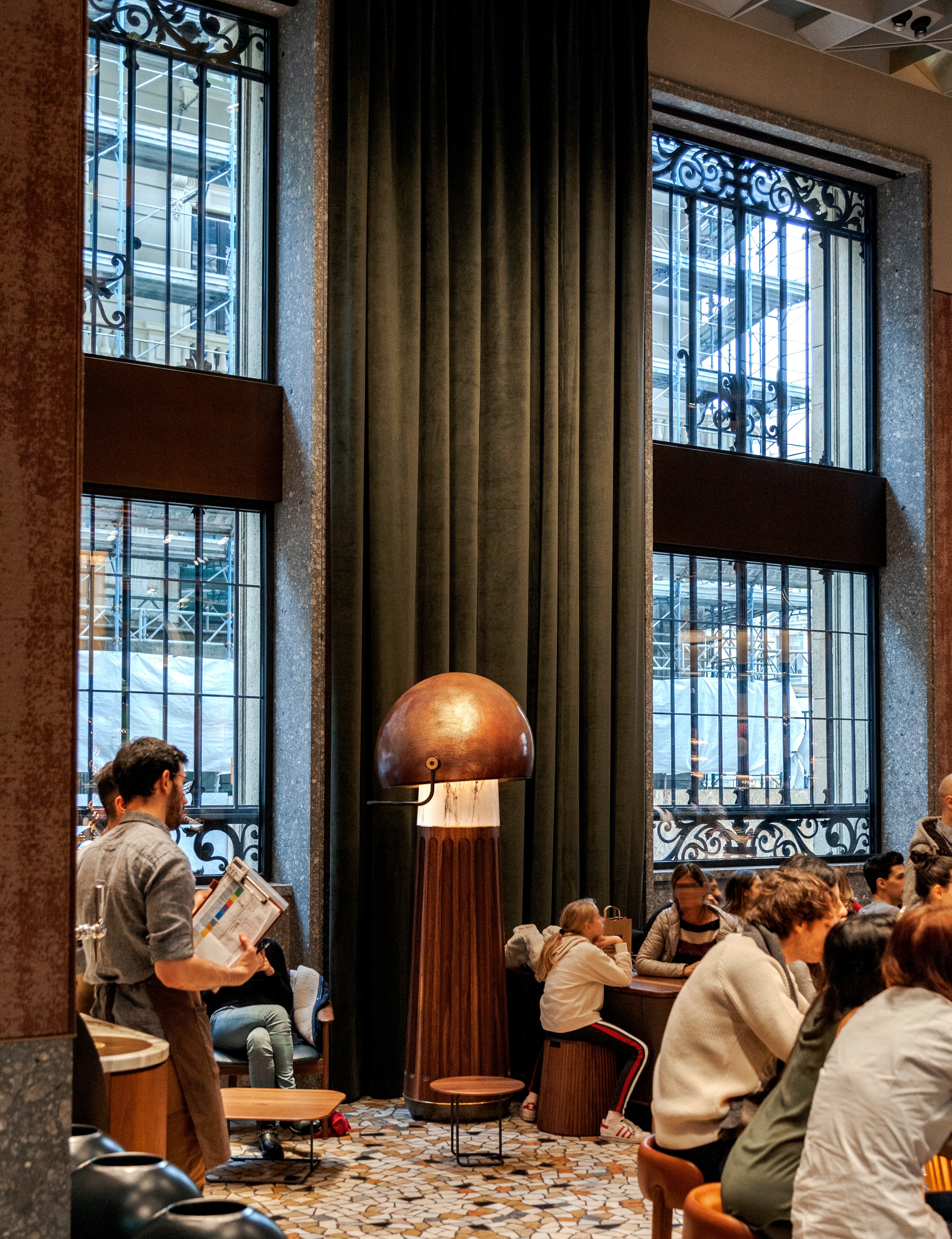 星巴克旗舰店的奢华内部设计-9