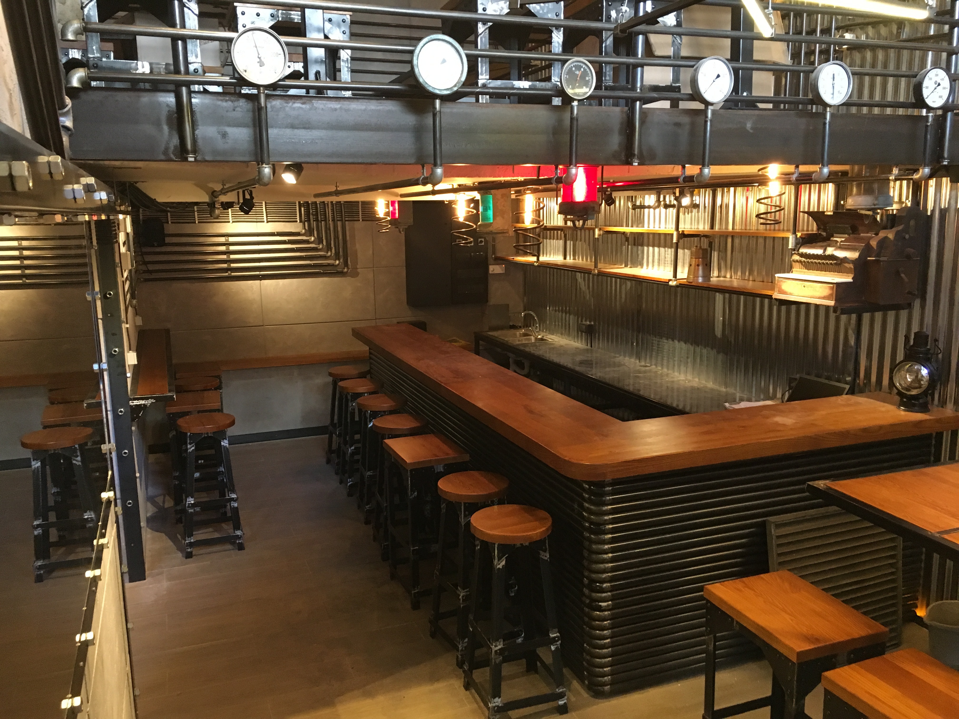 独特工业风,1200 米管道打造的极致酒吧空间-3