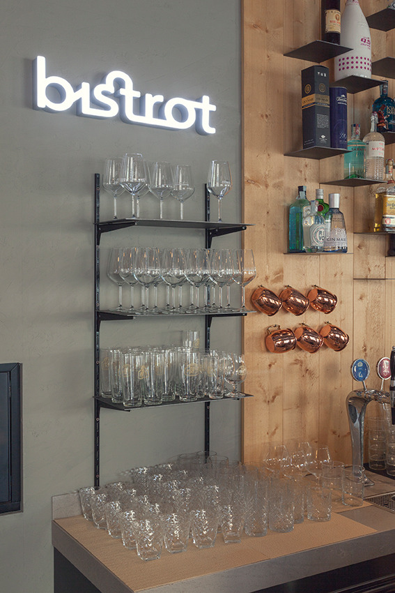 年轻多元的意大利面包房设计-5