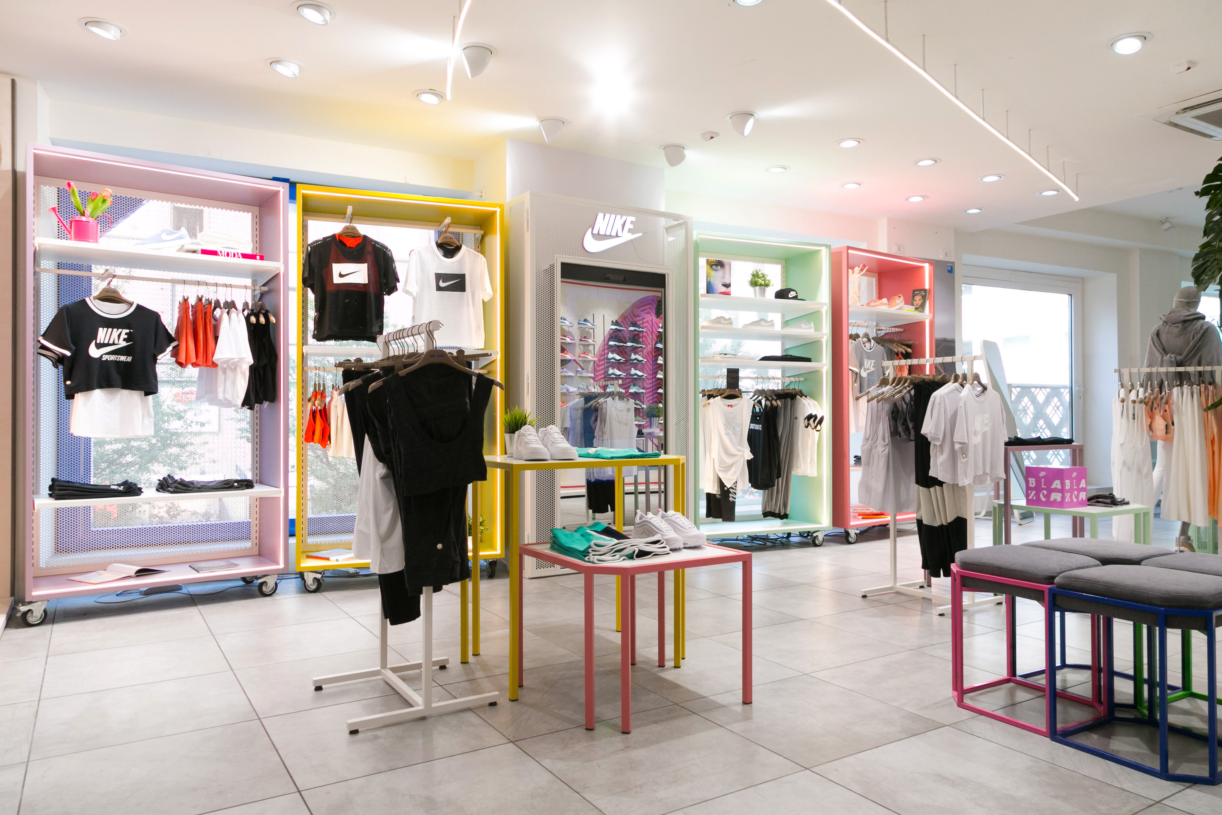 米兰 Nike 旗舰店女性空间设计-4