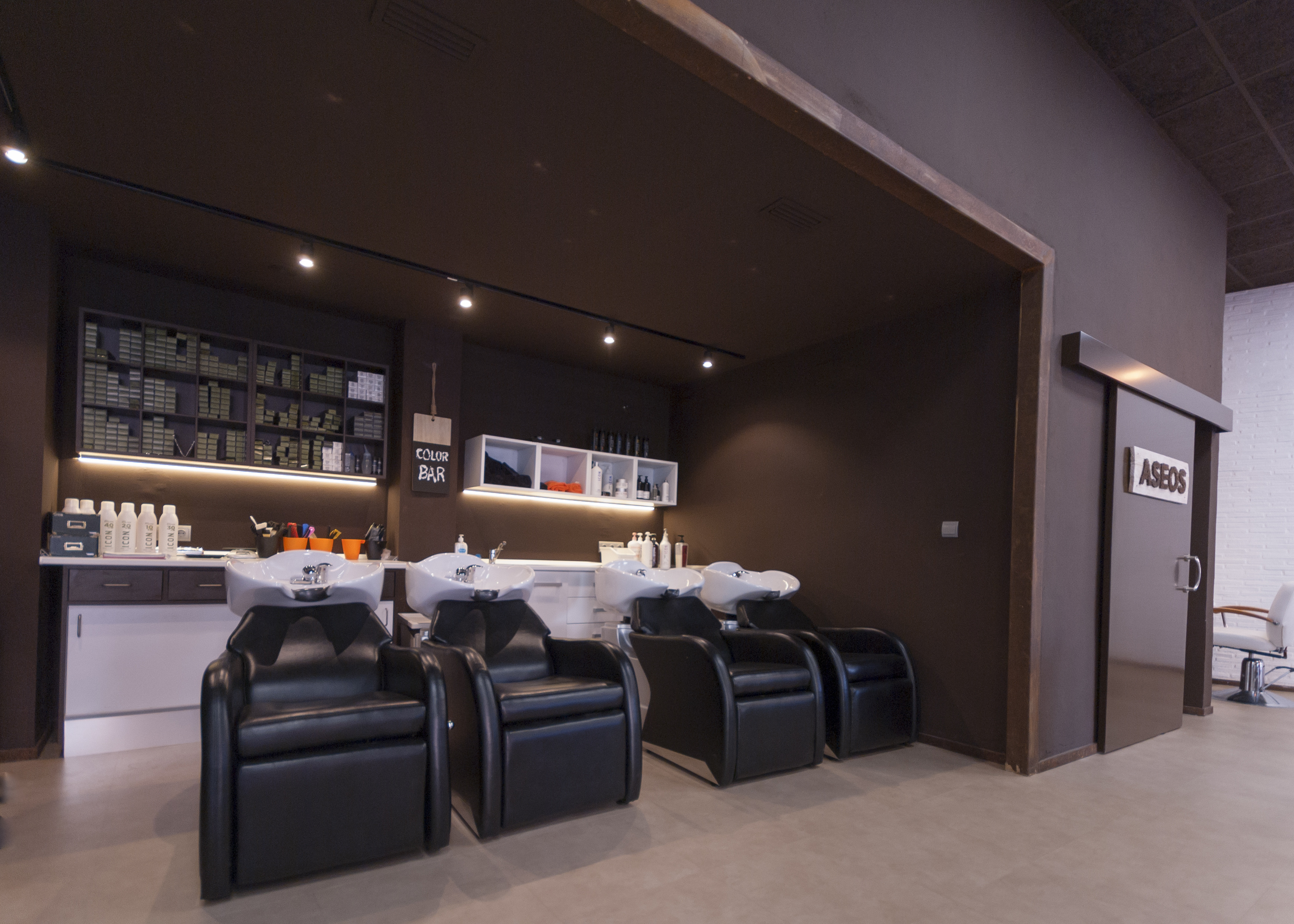 钢制装饰的 Sandra Soler 发廊设计-6