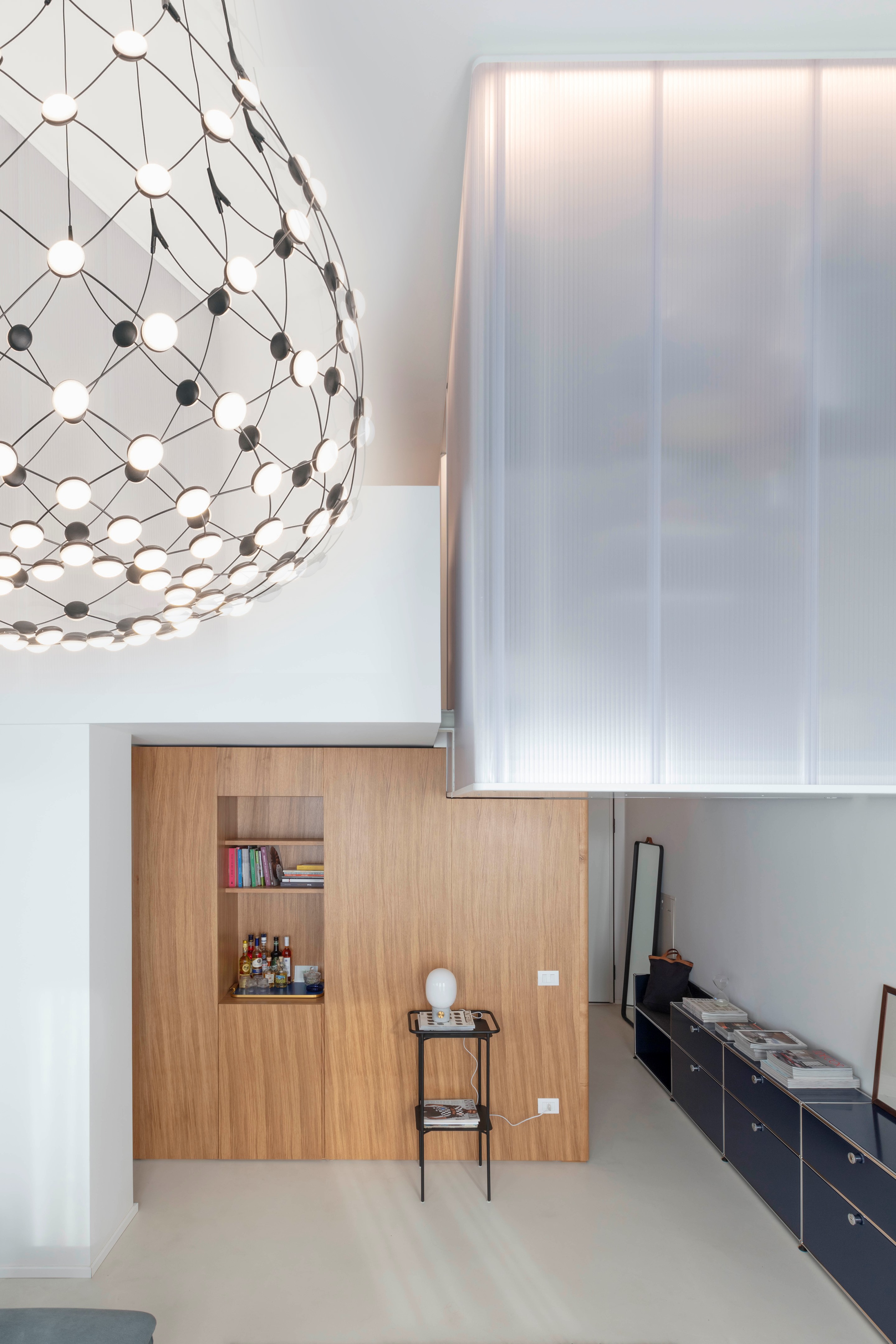 双层悬浮空间的现代城市小公寓设计-9