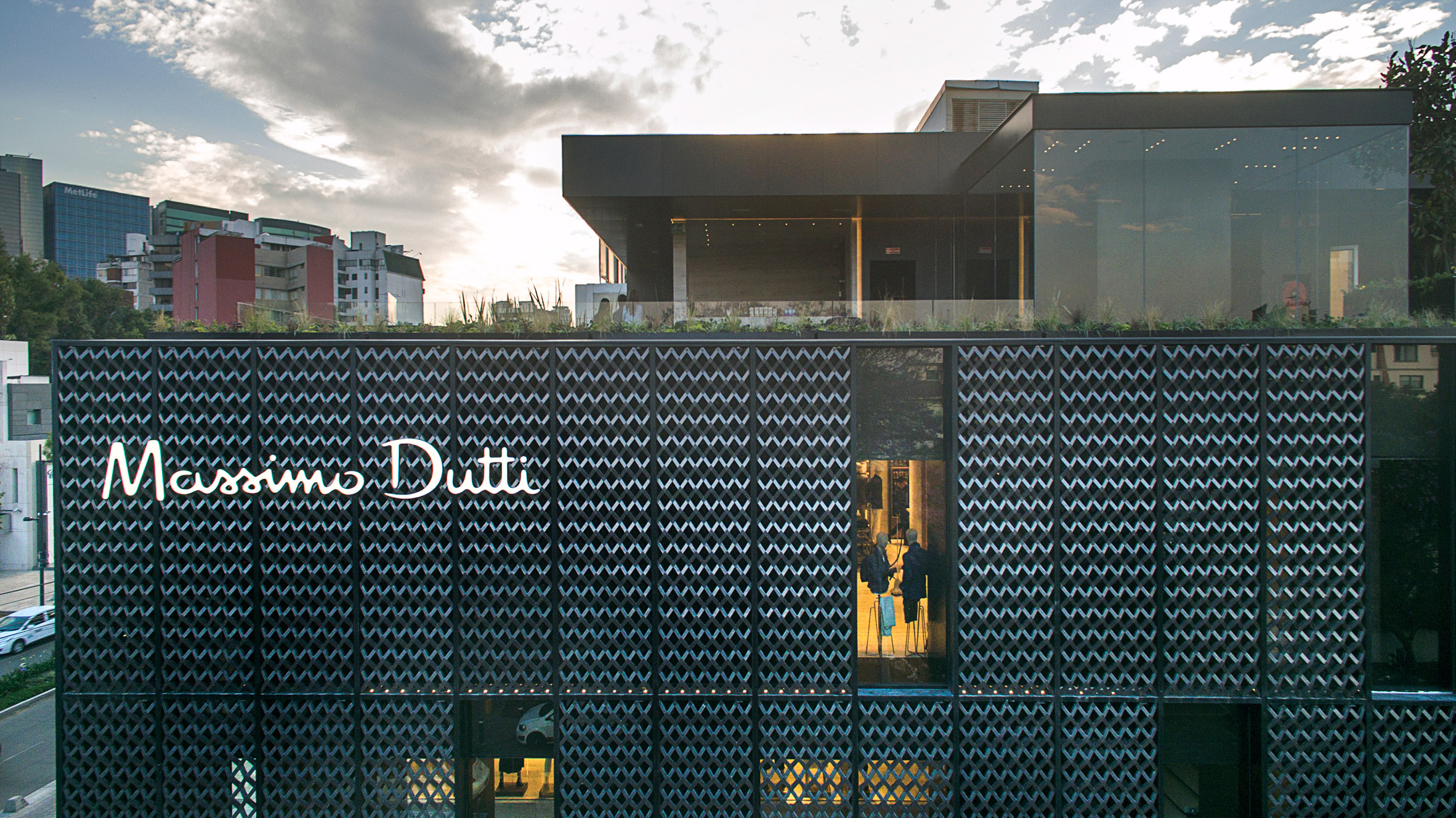 墨西哥城 Massimo Dutti 精品店 | 玻璃纤维与金属的时尚拼接-12