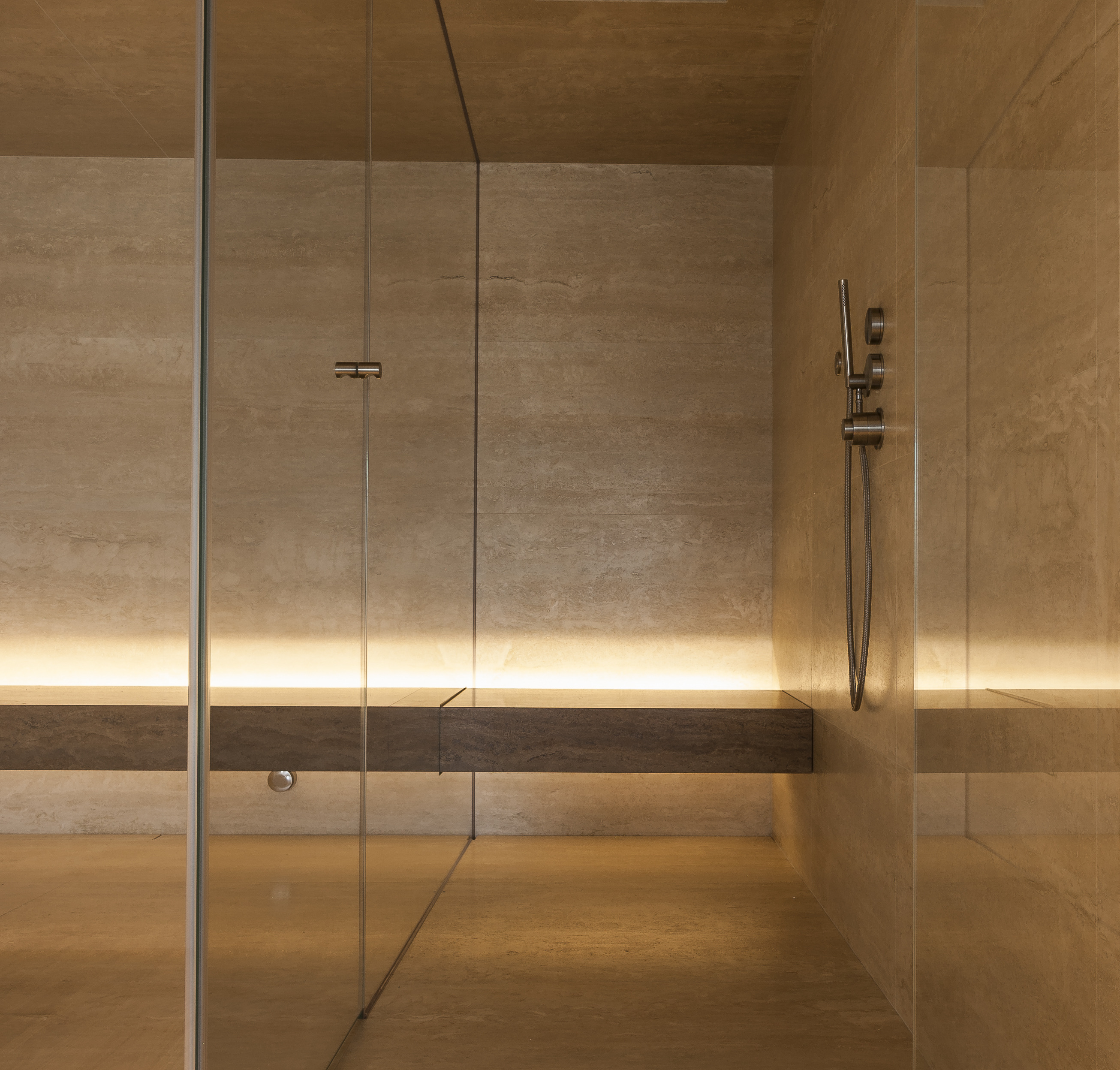 意大利私人住宅，玻璃与 travertine 的魅力碰撞-2