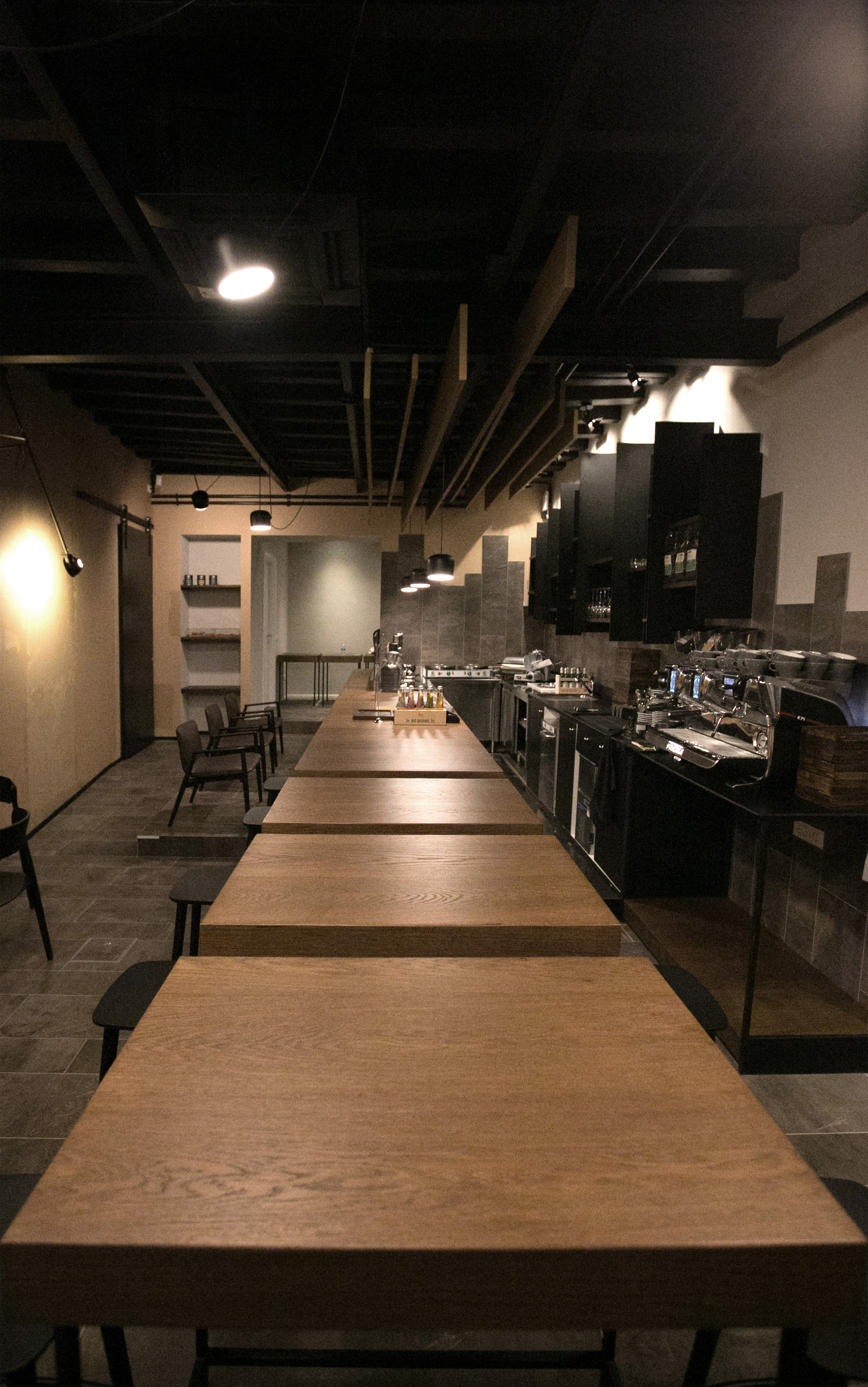 意式咖啡馆室内设计 · 精致烘培展示空间-10