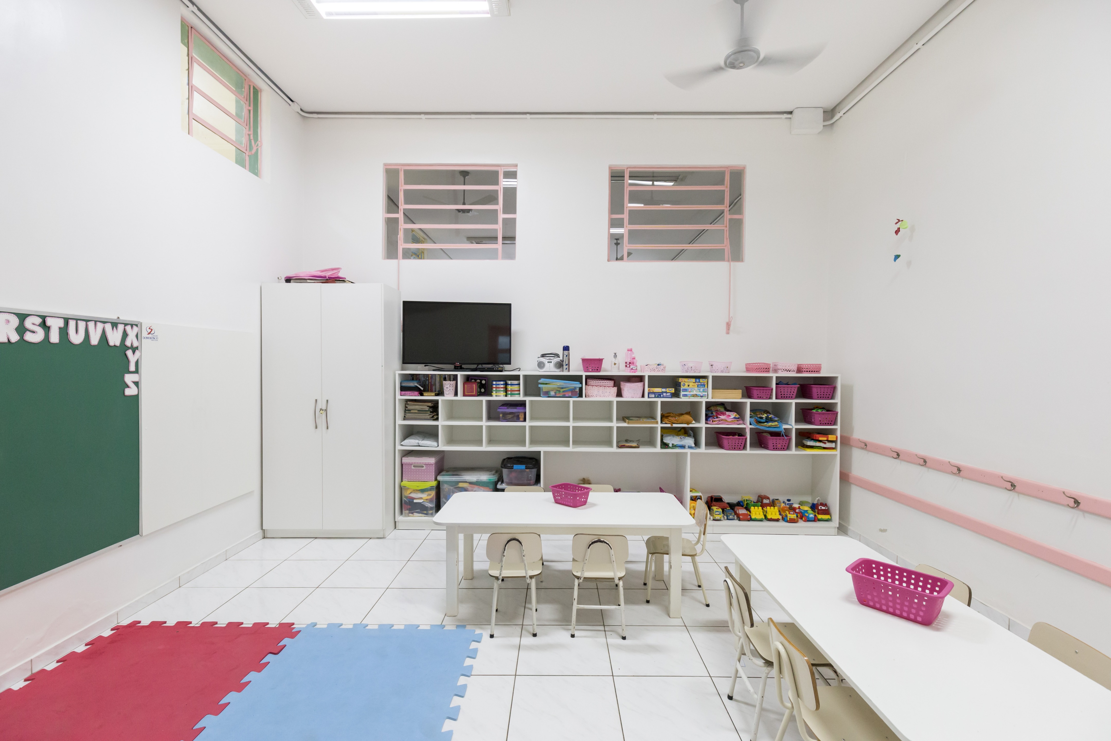 巴西幼儿园色彩斑斓的空间设计-37