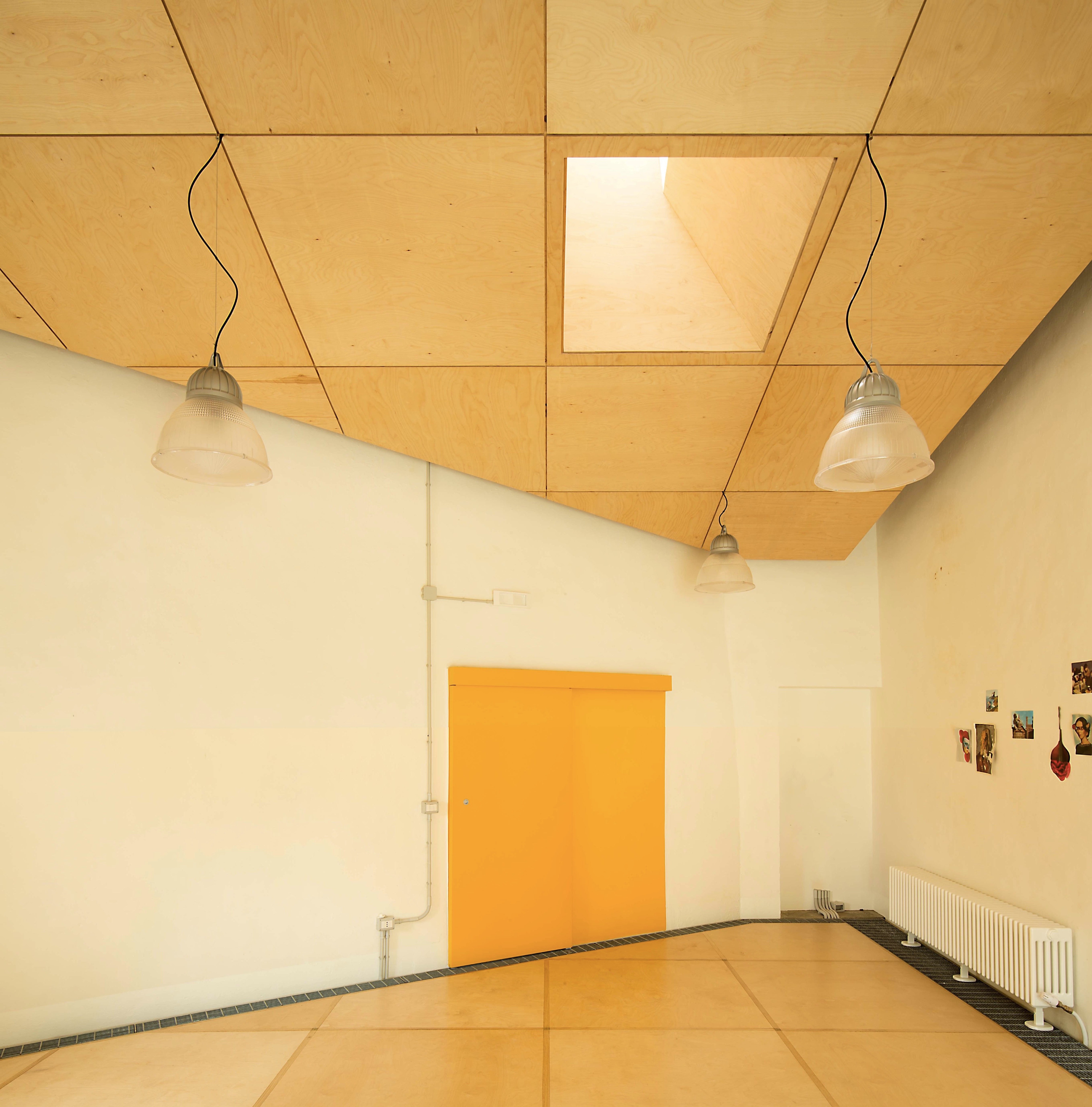 Abadir Academy 旧建筑改造，木质与彩色玻璃的现代融合-11