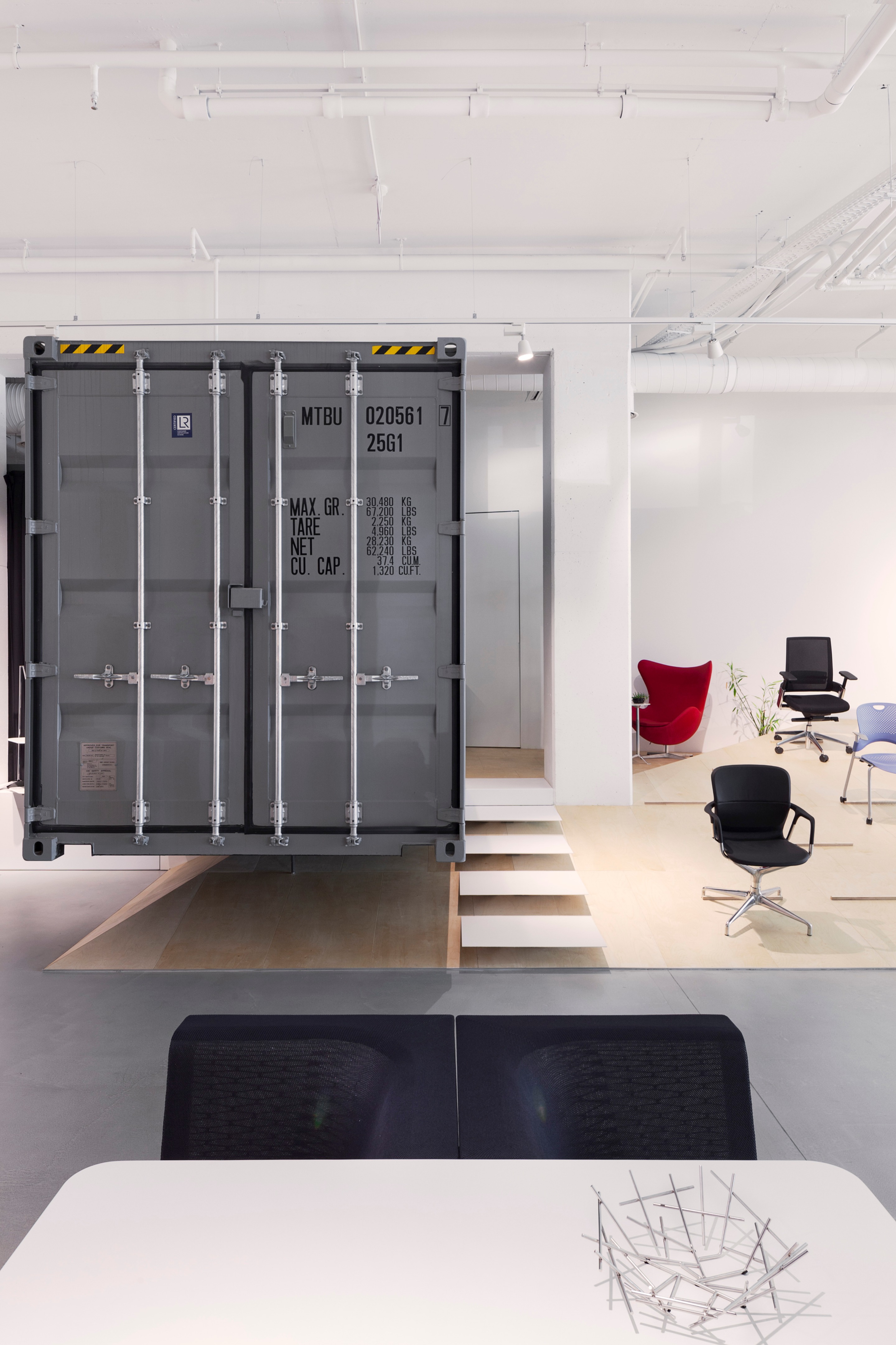 废旧集装箱打造时尚办公空间-1