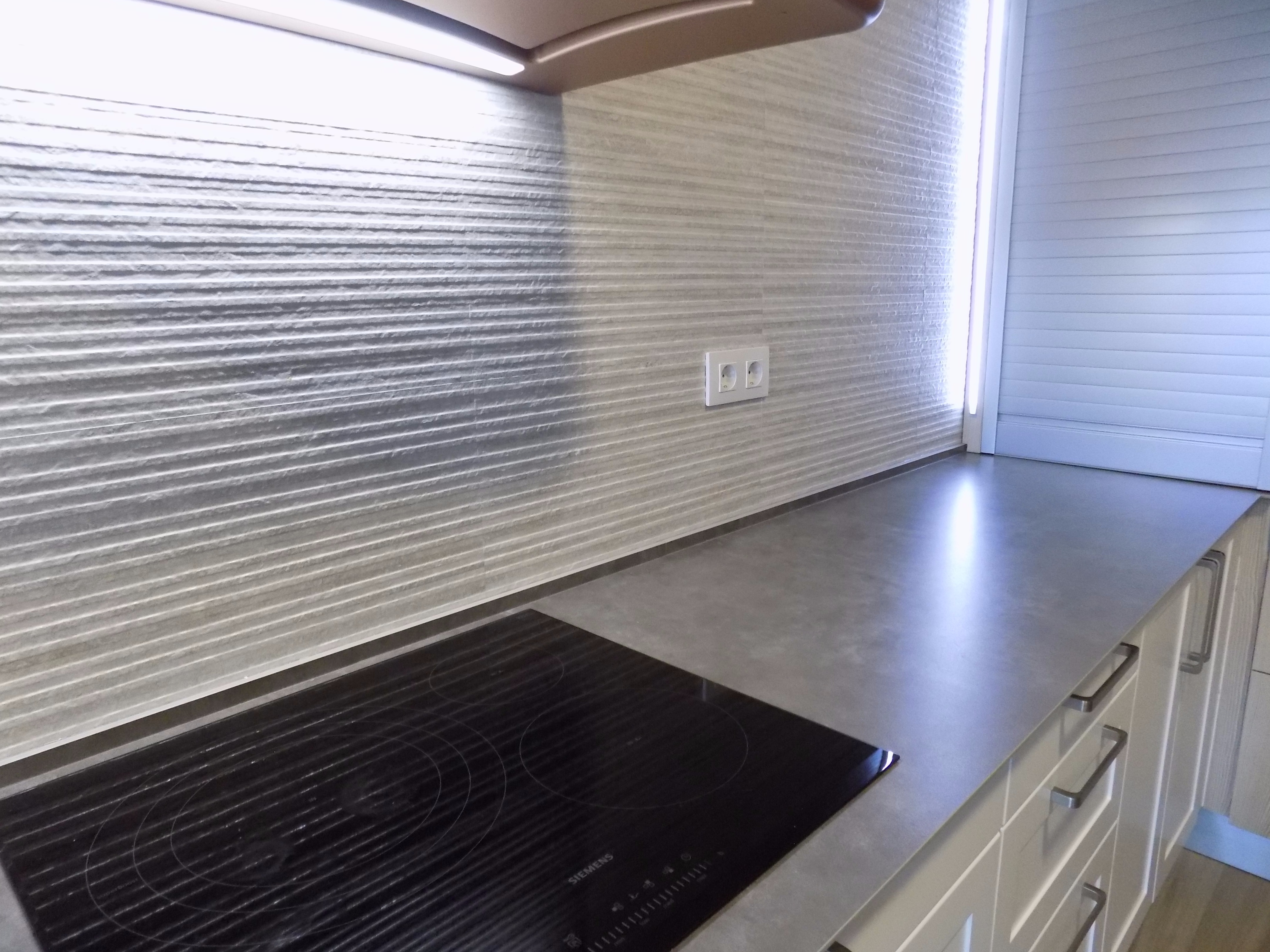 现代复古厨房，工业风与早餐文化的完美融合-13