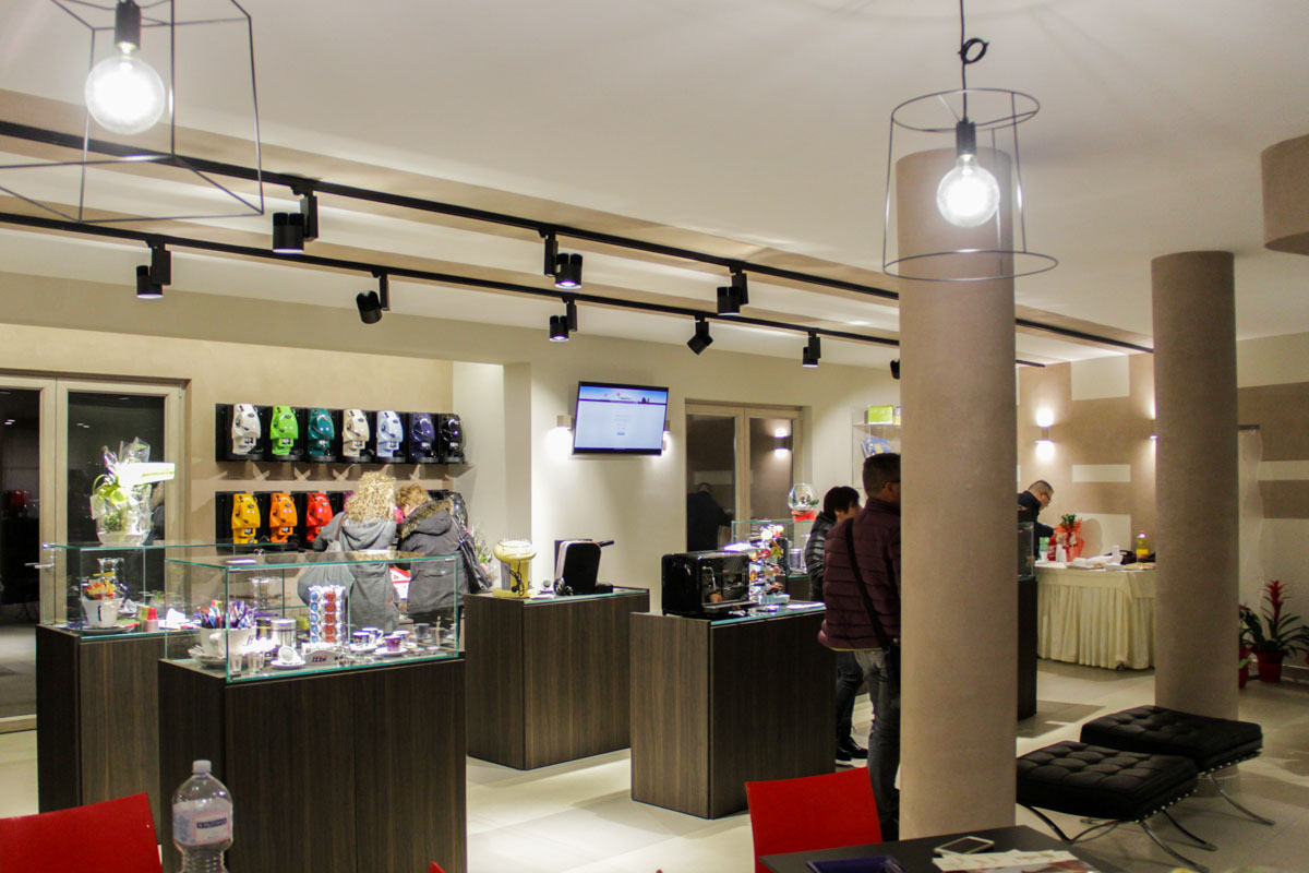 优雅珠宝般的咖啡店设计-4