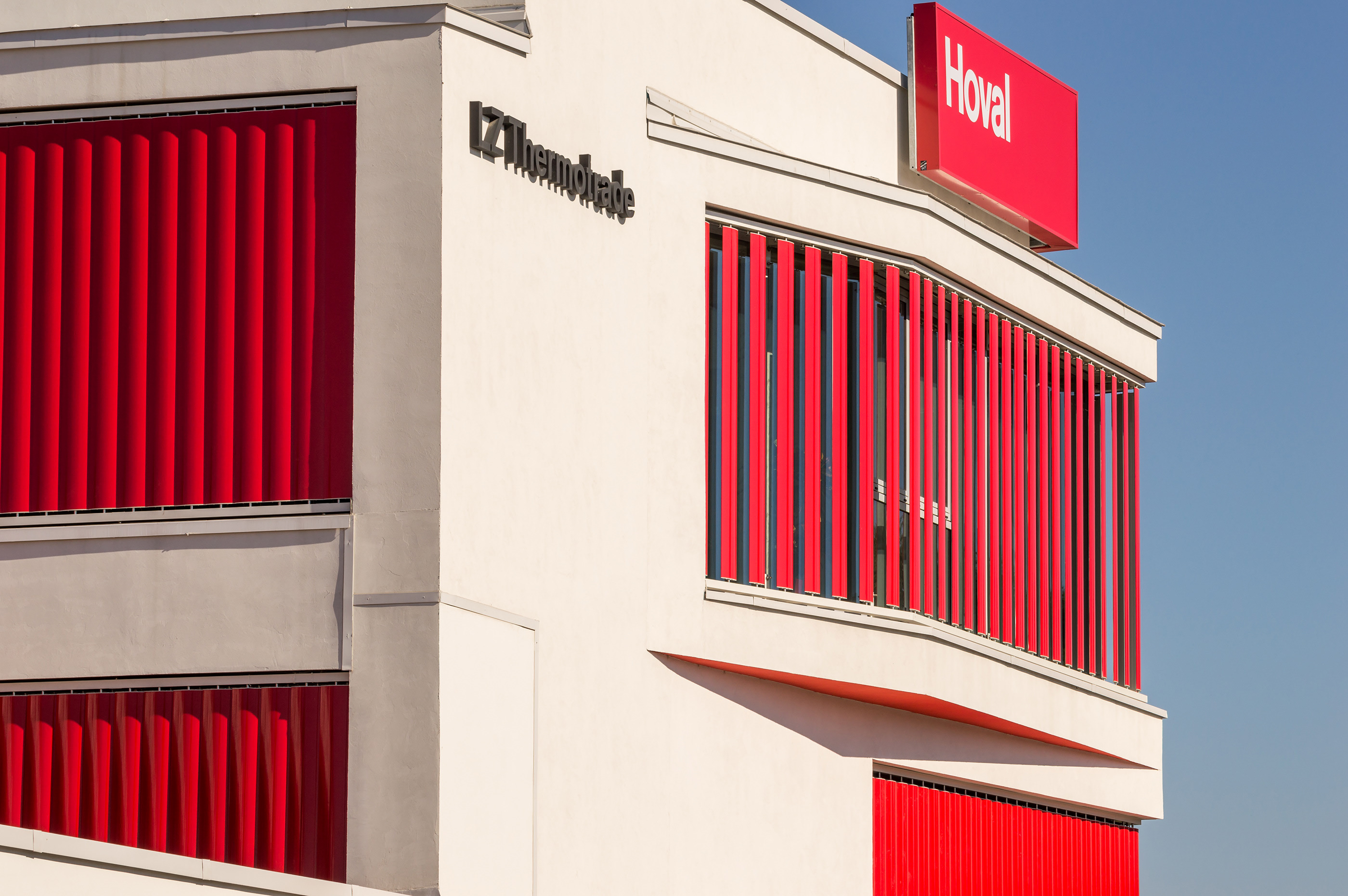 Red blinds on the new LZ Thermotrade Office by Krüllung-8