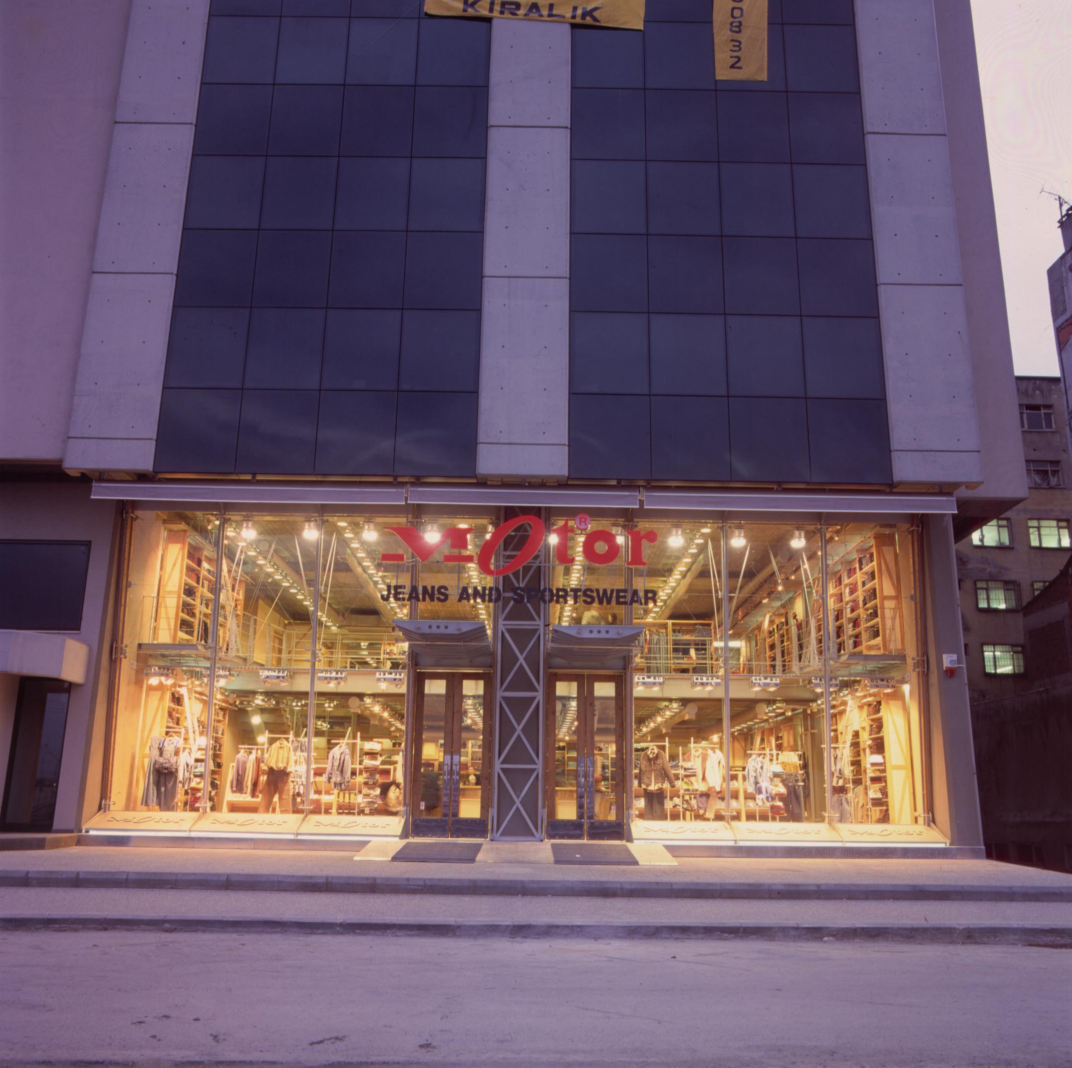 1997 年摩托牛仔裤店概念设计-4