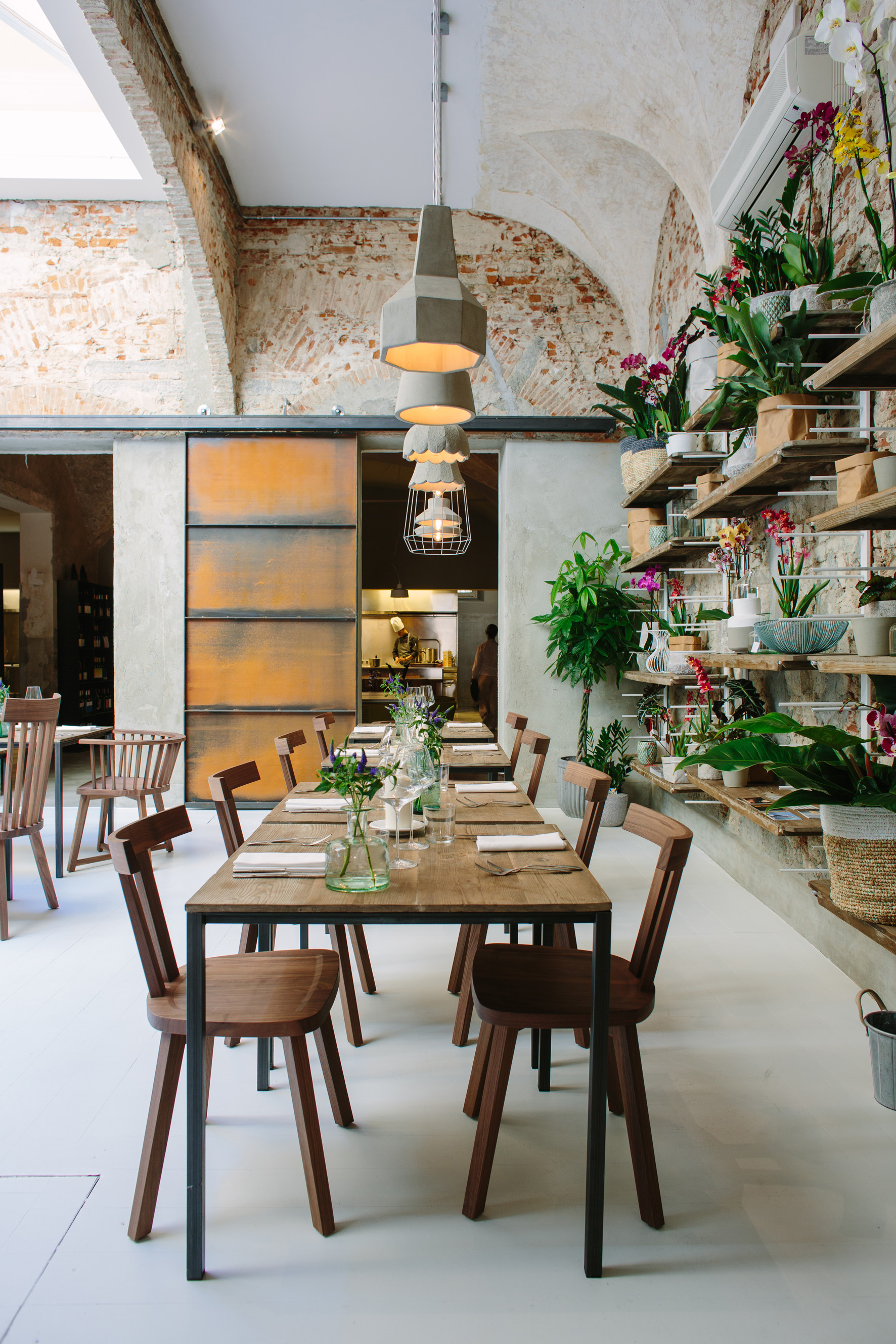 复古韵味与现代设计共融的餐厅空间-2