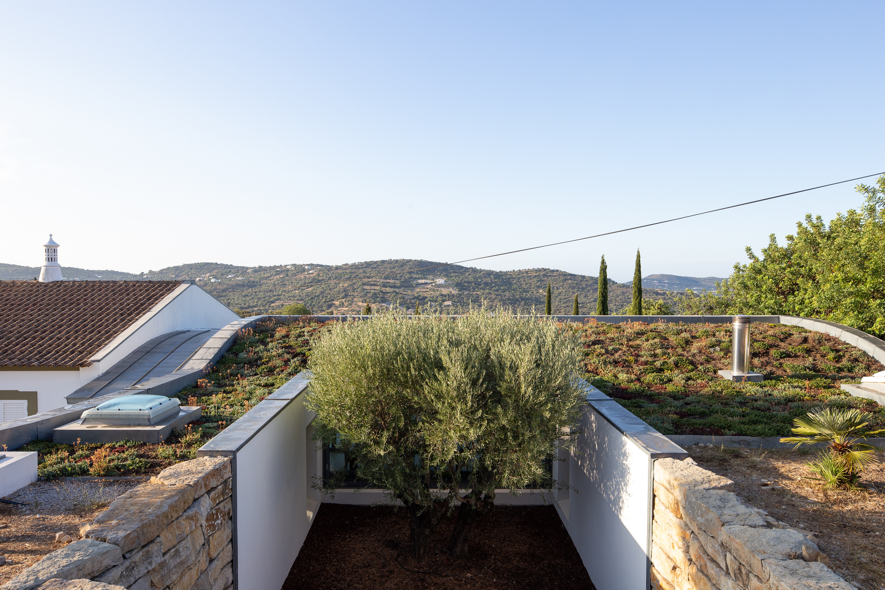 葡萄牙“第三世界开发者”的绿色环保地下别墅-4