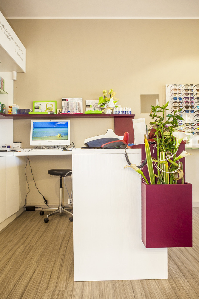 自然绿意融入的定制家具光学商店设计-16