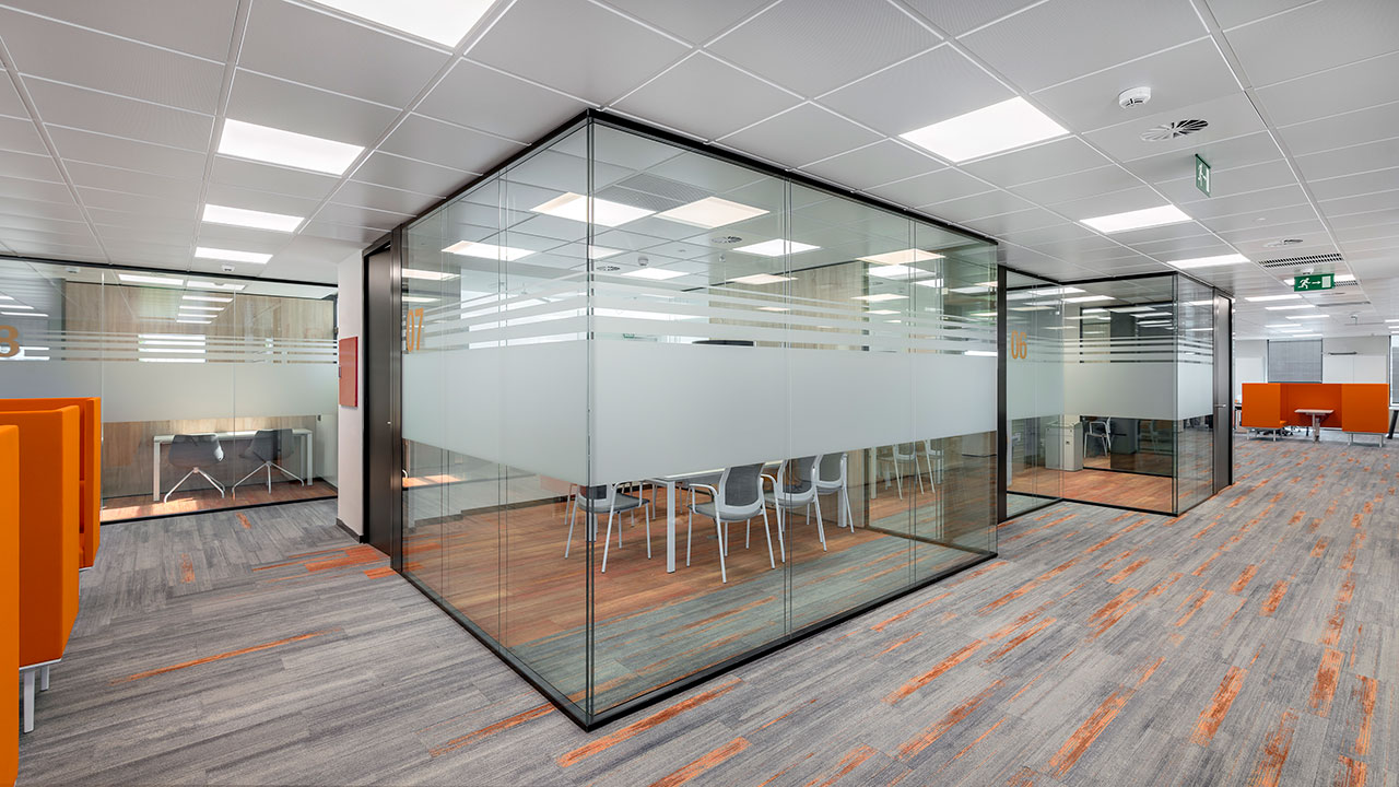 "雷诺汽车新总部 | 功能性、创新与舒适的办公空间"-12