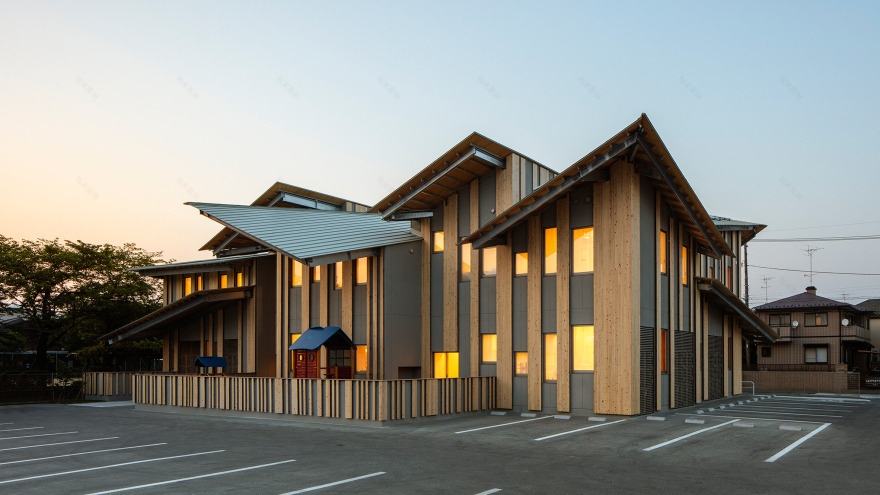 隈研吾打造东京幼儿园,倾斜屋顶分割建筑规模-0