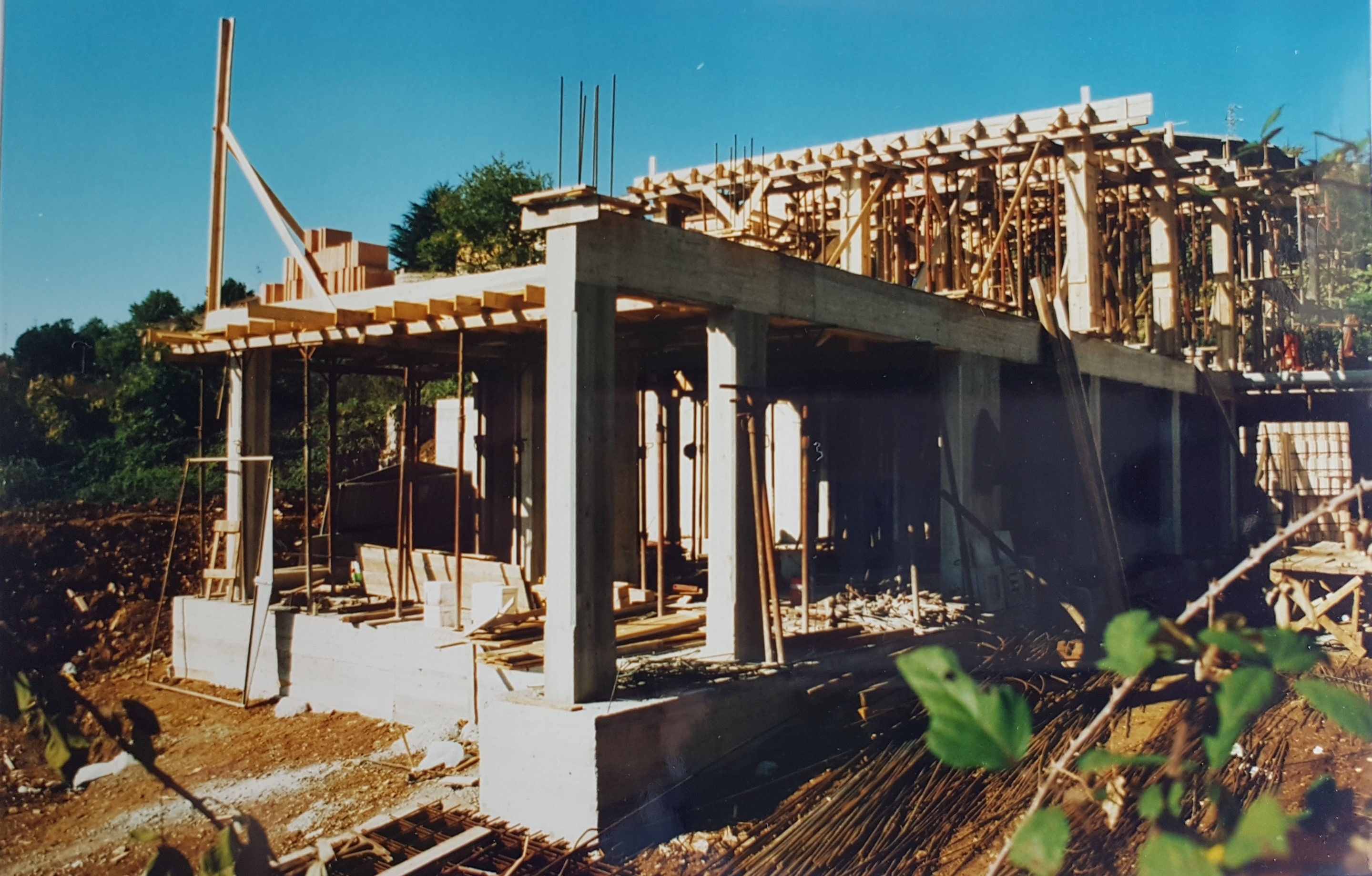 意大利橄榄树丛中的双层别墅设计-54