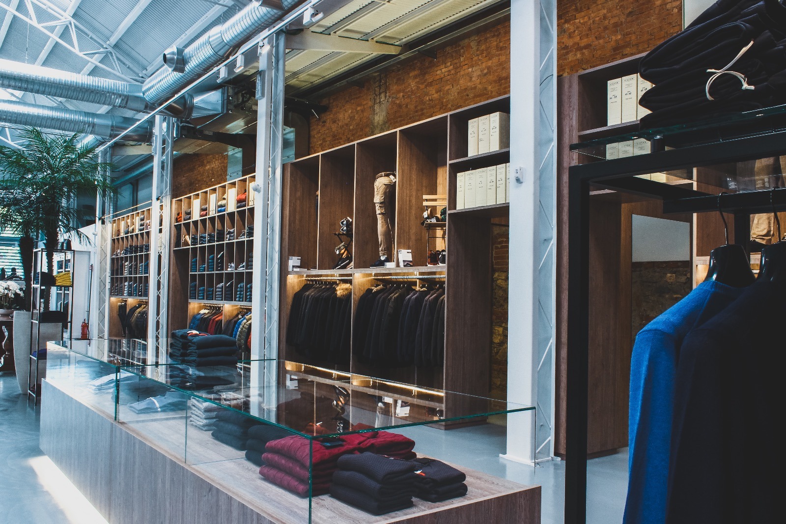 废弃工业建筑的时尚变身——Ghelfi 服装店室内设计-14