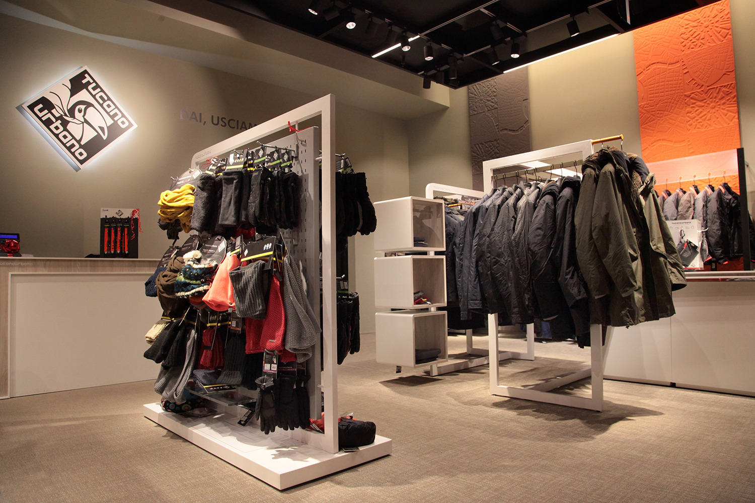 米兰风格都市骑行品牌店设计-3