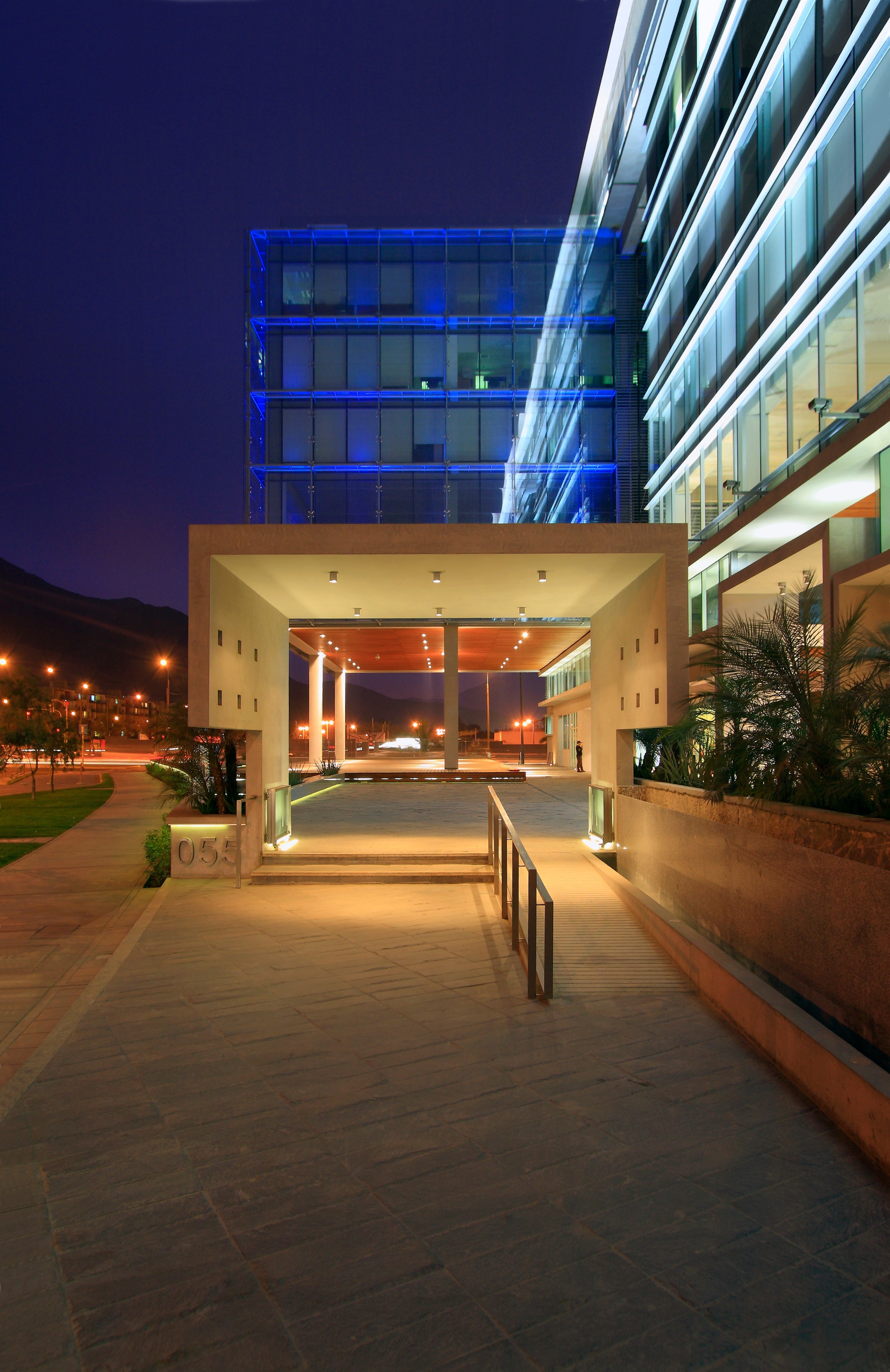 Centro Empresarial Cronos——现代办公建筑的绿色与功能融合-5