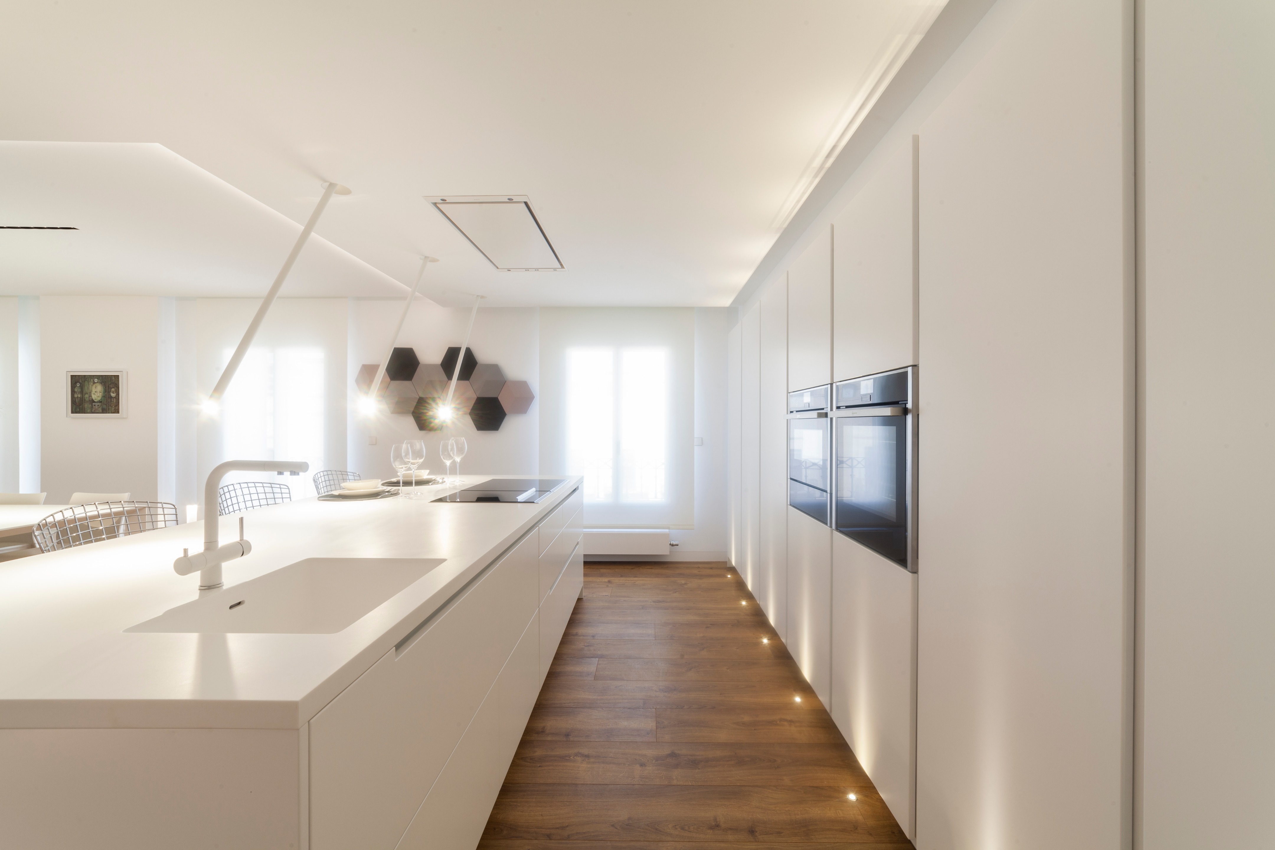 极简风格顶层公寓，温暖木质地板与经典黑白浴室设计-9