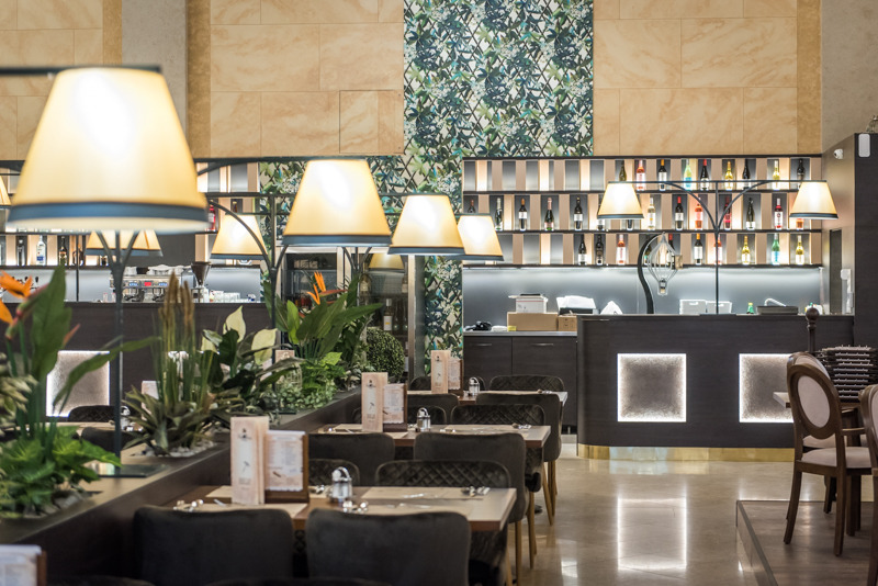 布达佩斯百年建筑中的现代餐厅-7