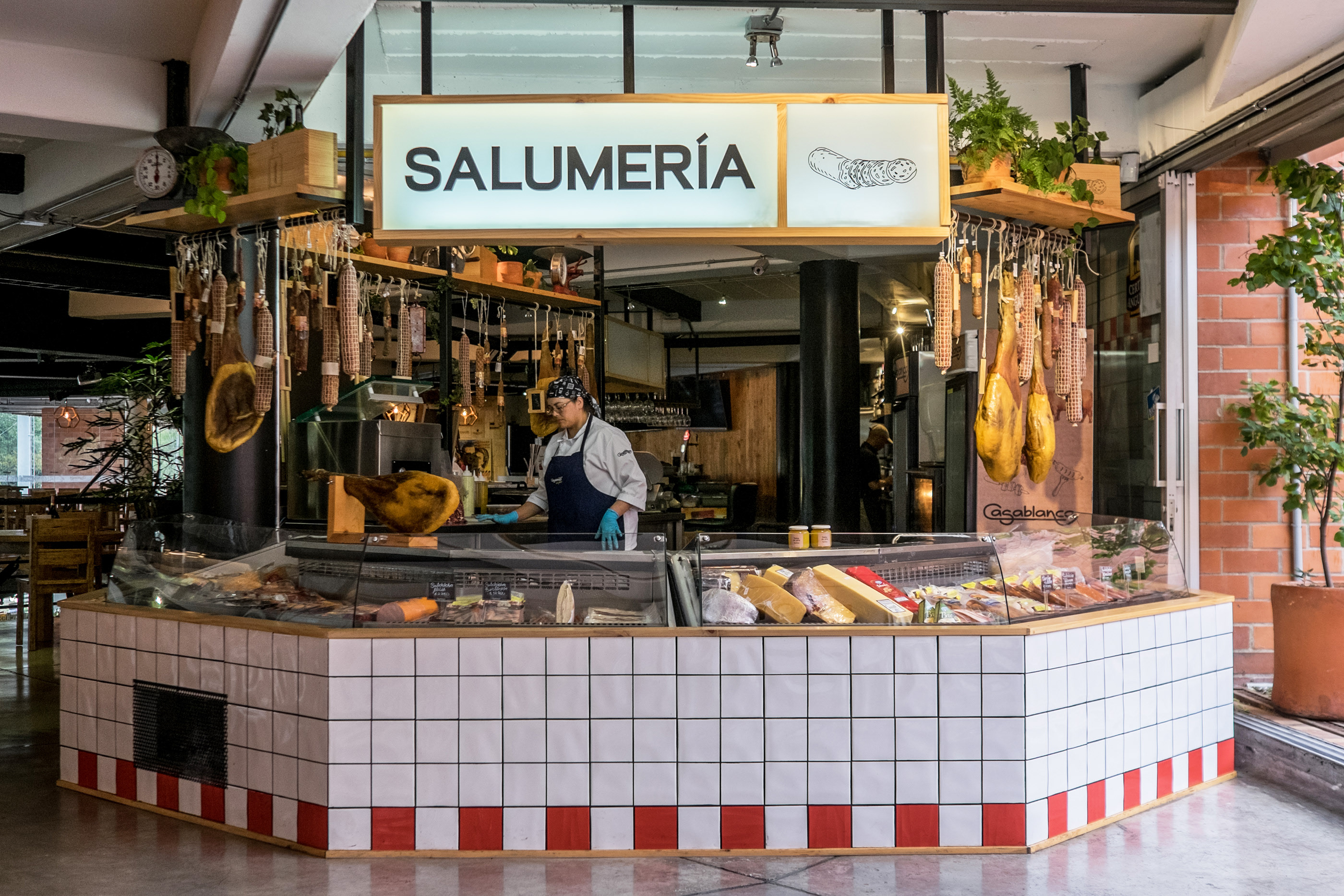 哥伦比亚 Casablanca 餐厅翻新设计 | 多样风格统一标识-1