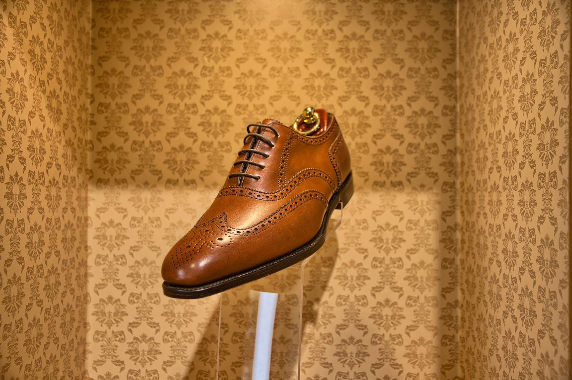 2015 年 Loake Shoemakers 定制店铺设计-9