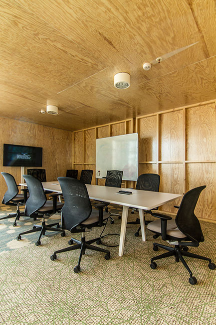 时尚品牌 Desigual 的物流中心与办公空间-8