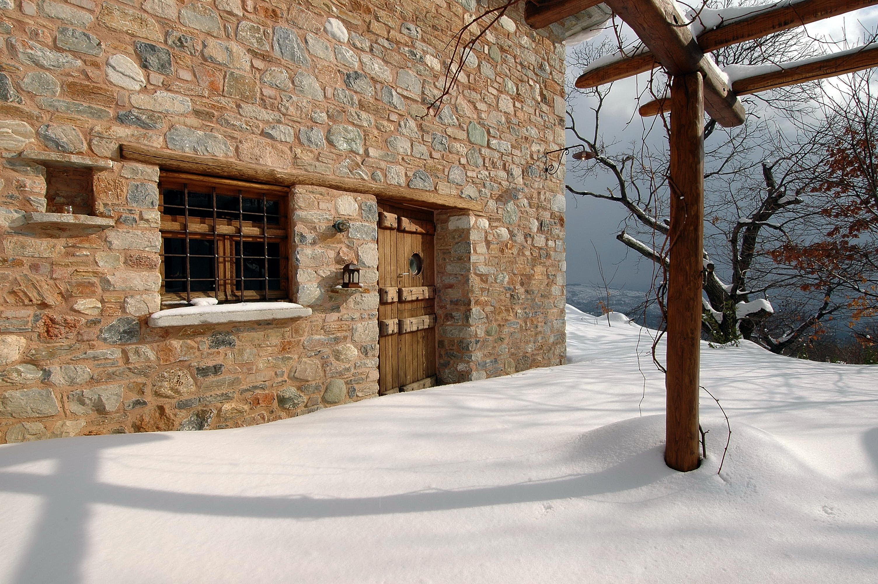 Pelion 山间混凝土石屋，融入自然的简约生活-55