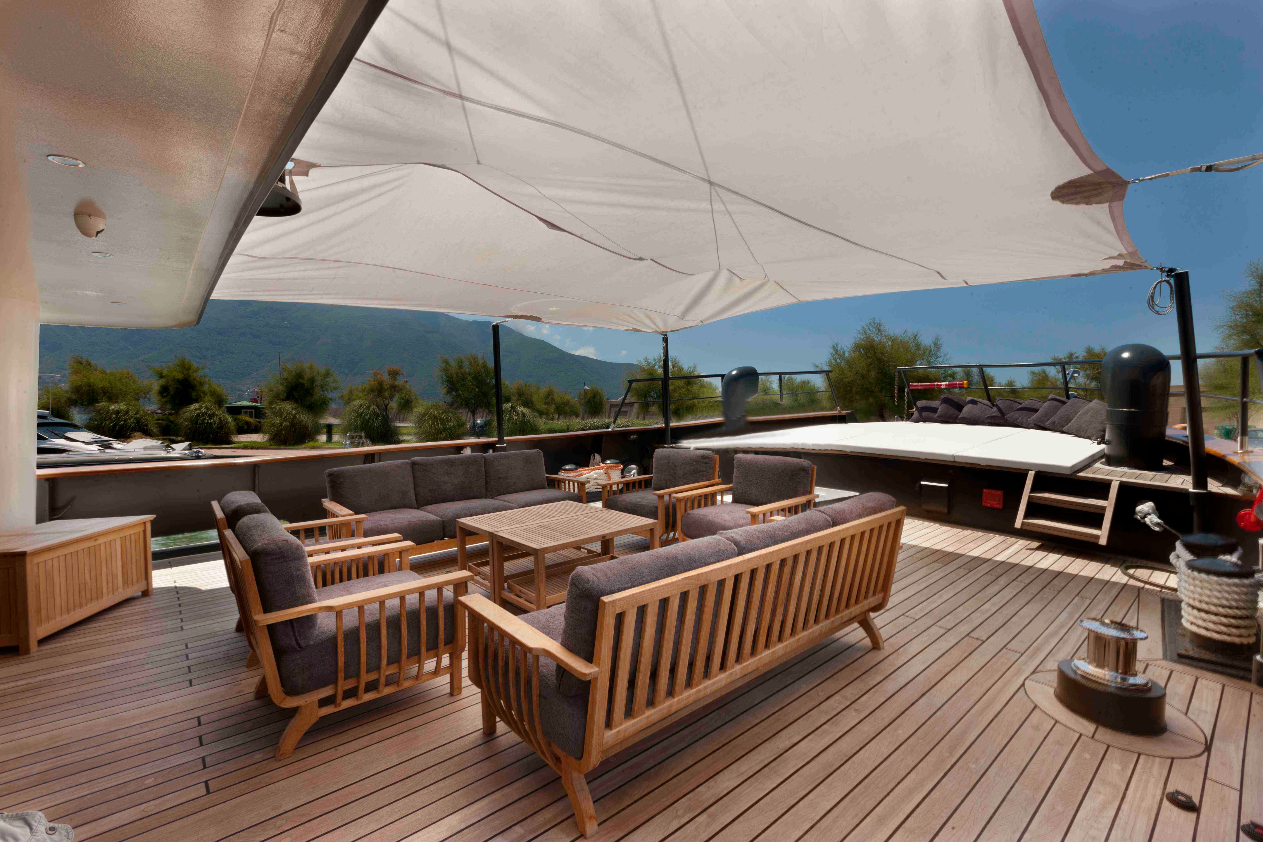 历史名船“VERVECE”翻新成豪华游艇-13