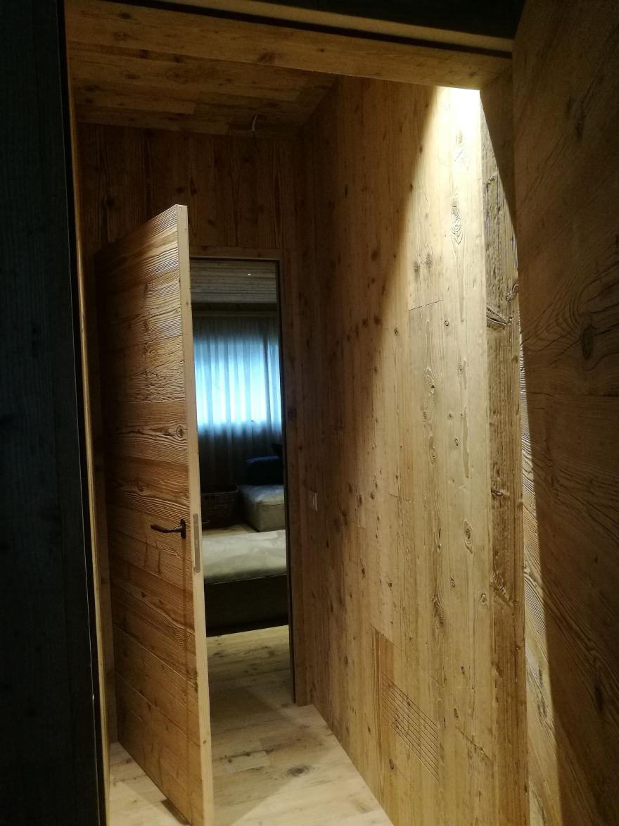 意大利伦巴第山间小屋 | 自然光线与木质生活的和谐共生-13