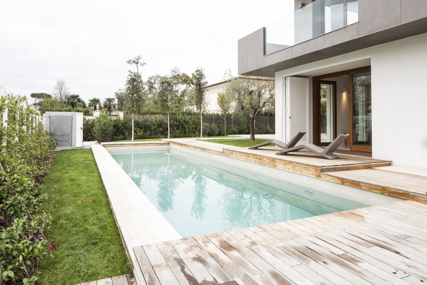 简练纯粹,自然光影交织的意大利别墅设计-26