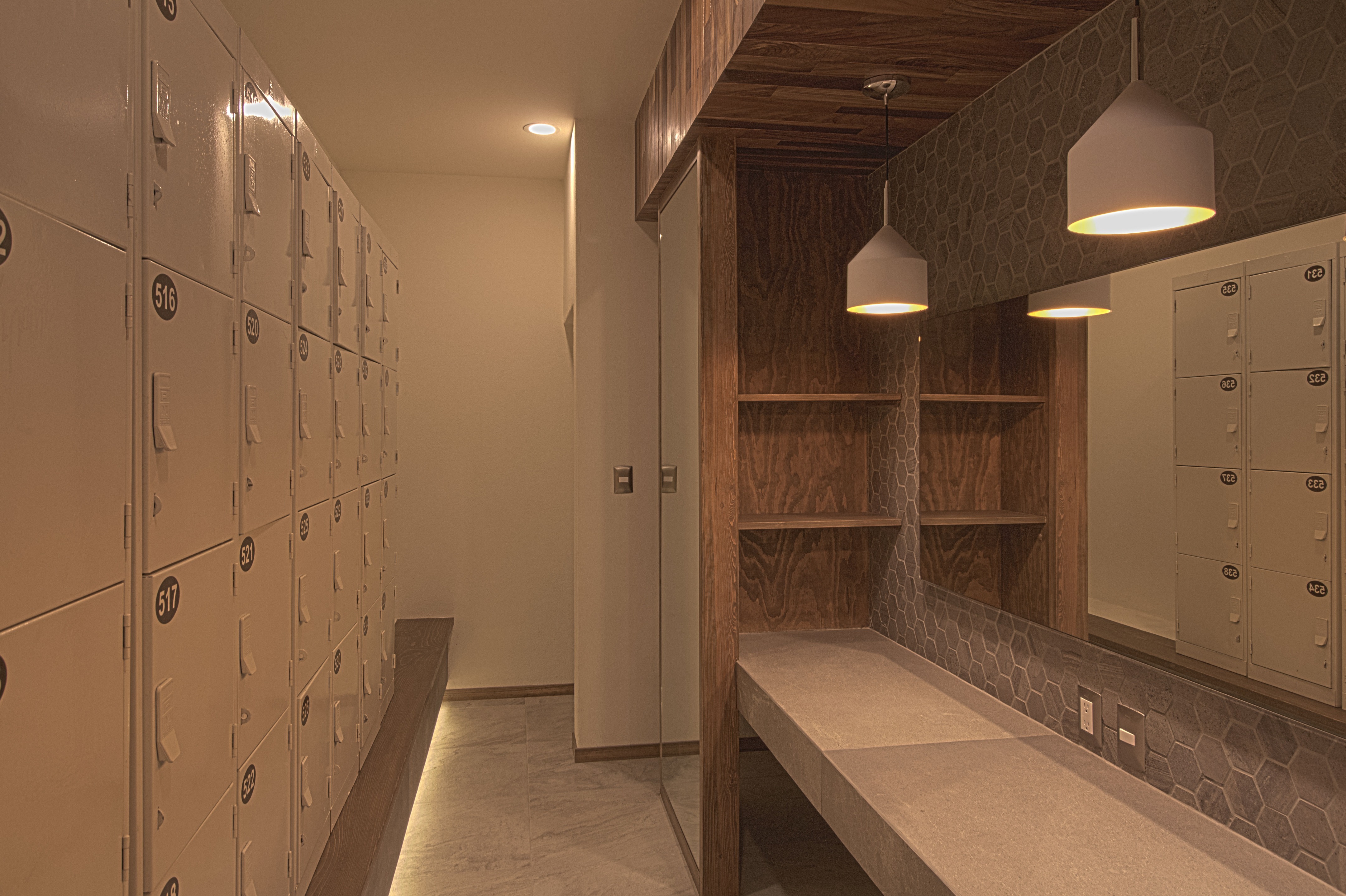 墨西哥乡村俱乐部拉斯·乌尔塔斯浴室和更衣室翻新-20