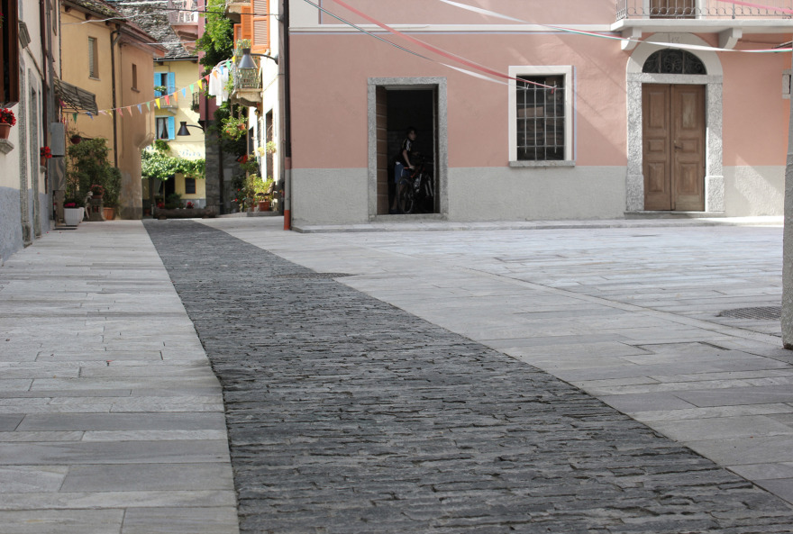 历史古镇巴切诺的中央广场重生与路径标识设计-1