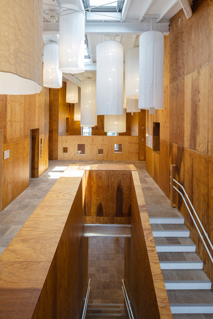 隈研吾打造东京幼儿园,倾斜屋顶分割建筑规模-7