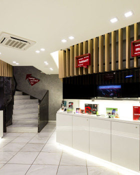 雅典中心地带的科技奢华展示空间