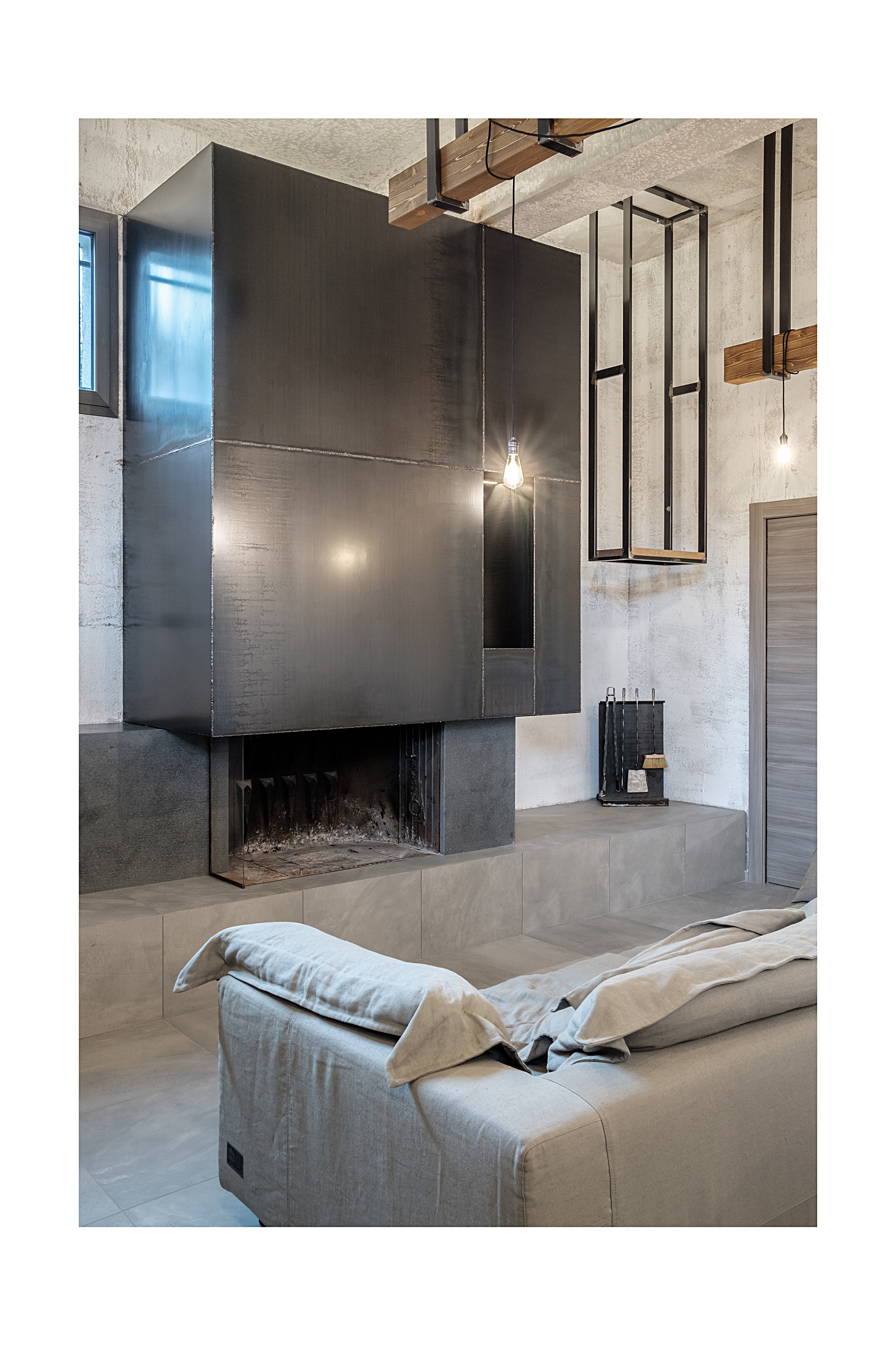 2018 年工业风黑色公寓设计-8