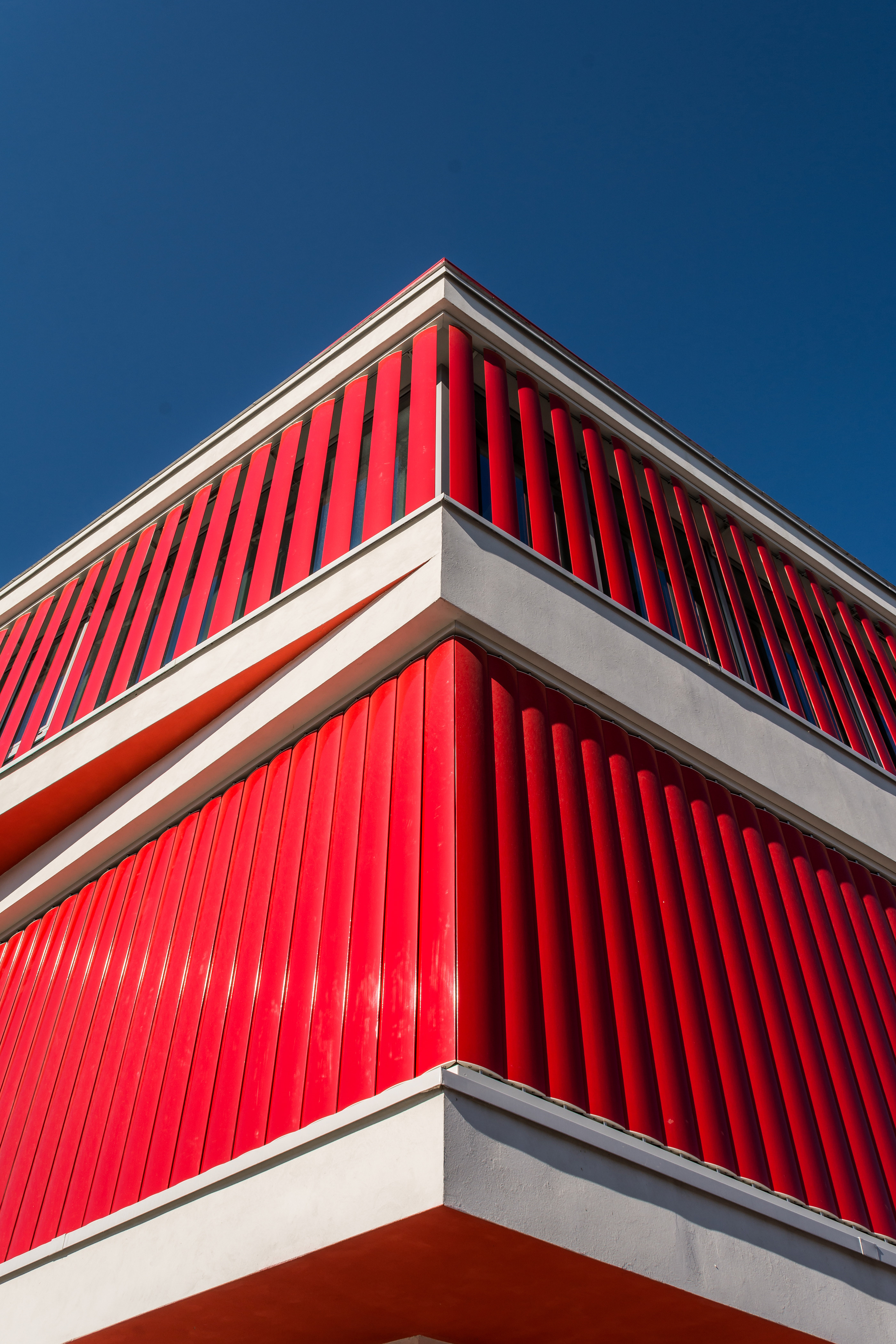 Red blinds on the new LZ Thermotrade Office by Krüllung-2