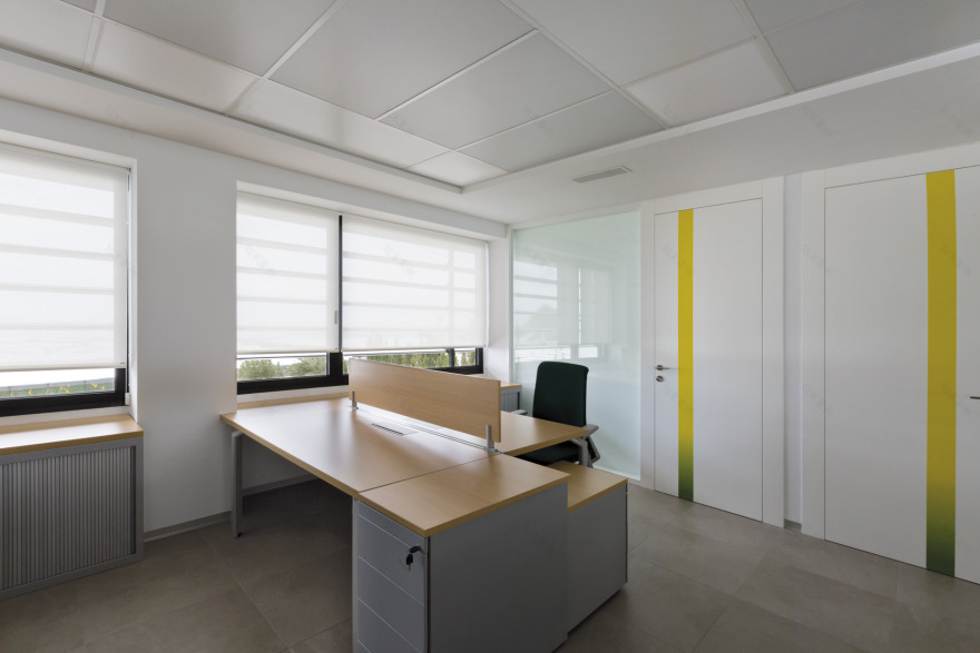 现代西班牙办公室的舒适卷帘设计-7