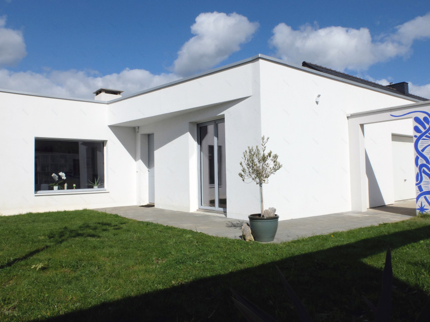 现代简约家居,光影与隐私的和谐共生-6